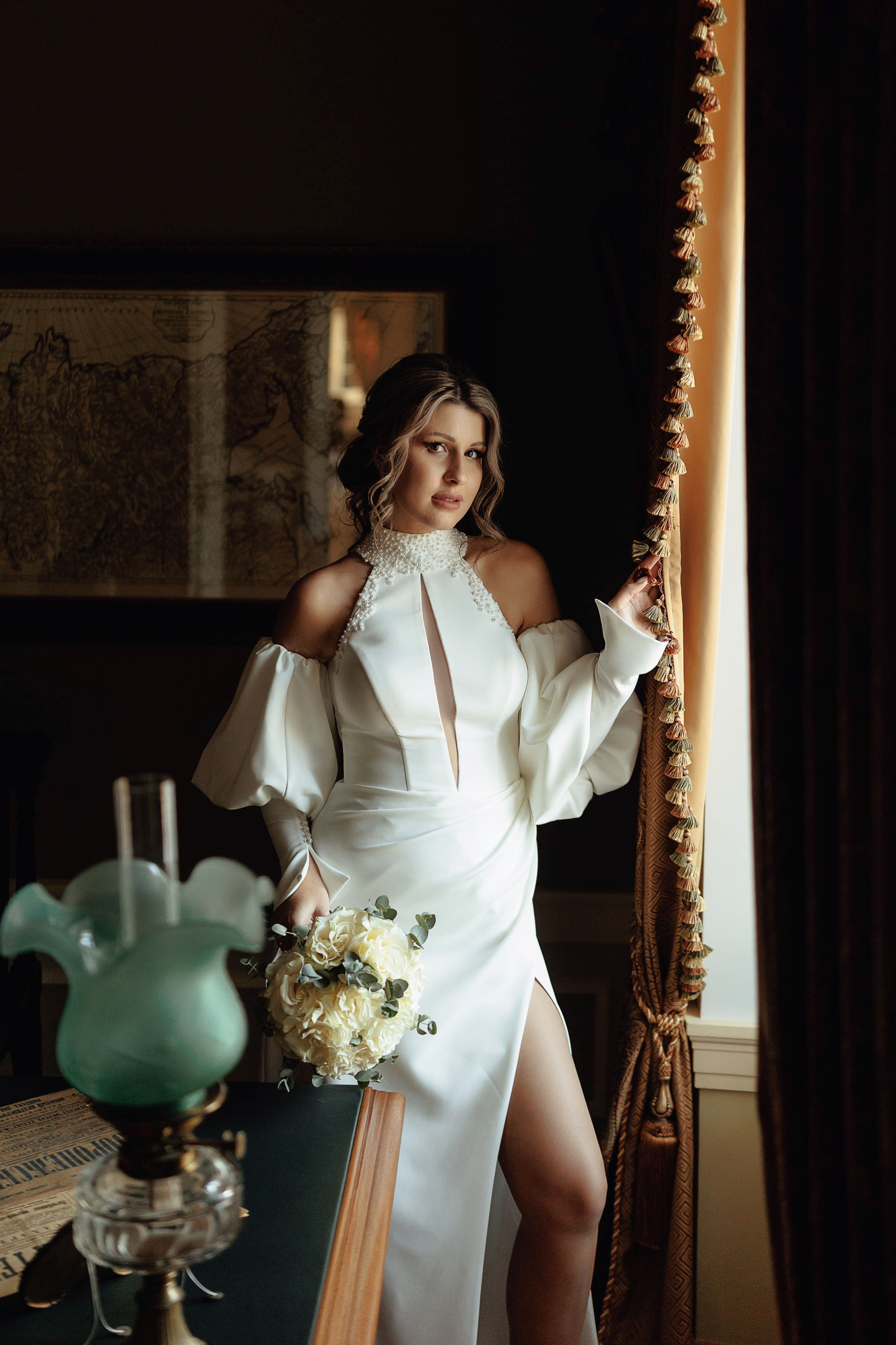 Невеста позирует у окна в усадьбе Лосевых-Шатиловых-Сталь-фон-Гольфштейн в Воронеже