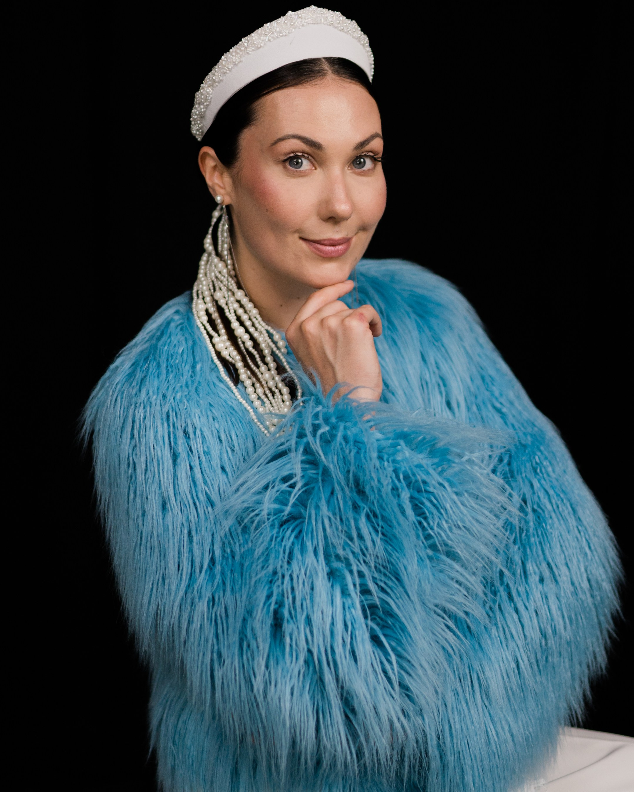 Образ для ведущей мероприятий «Современная снегурочка». Стилист медийных личностей