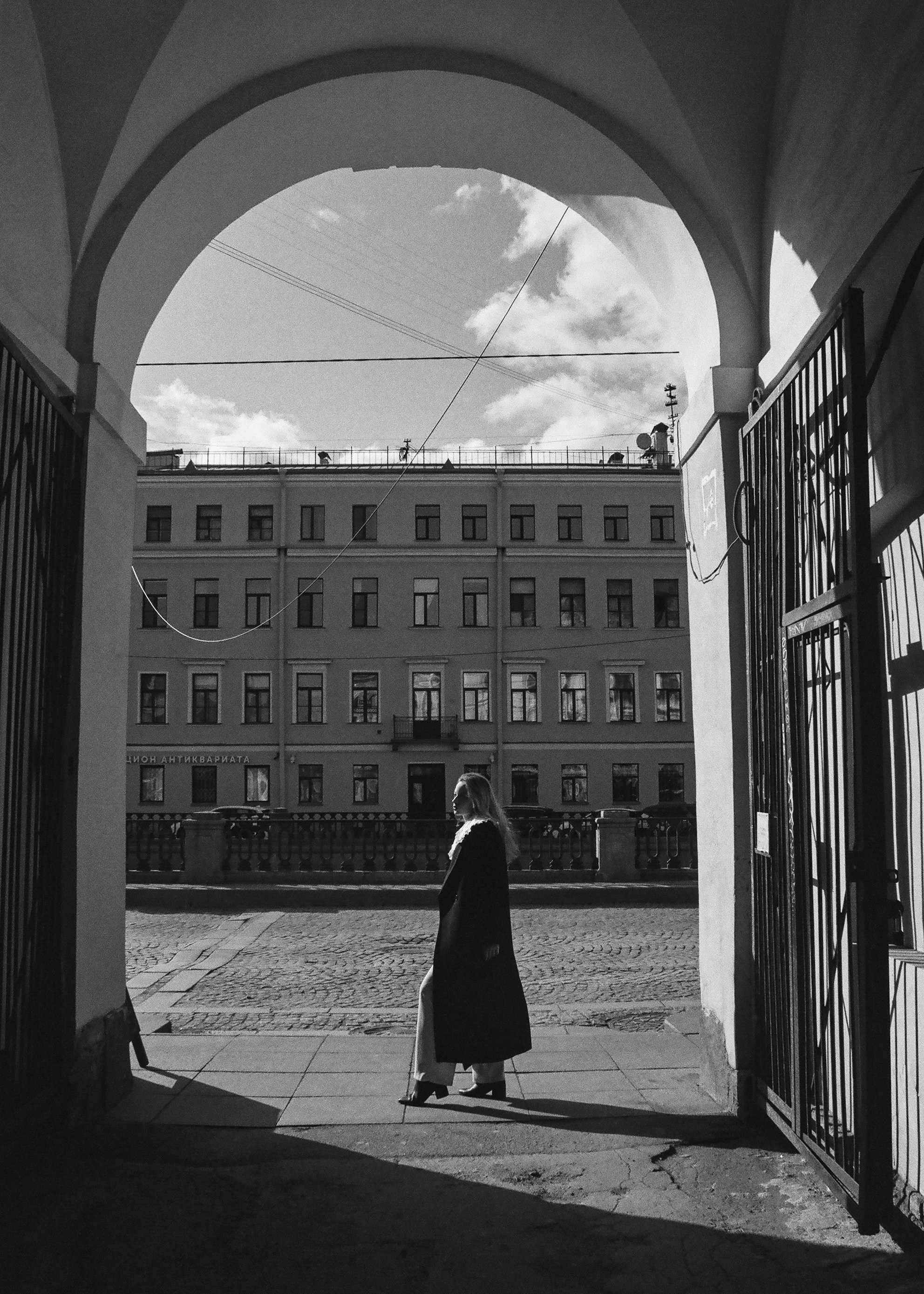 Фотограф Дё Полина — портретная уличная съемка девушки на пленку питер