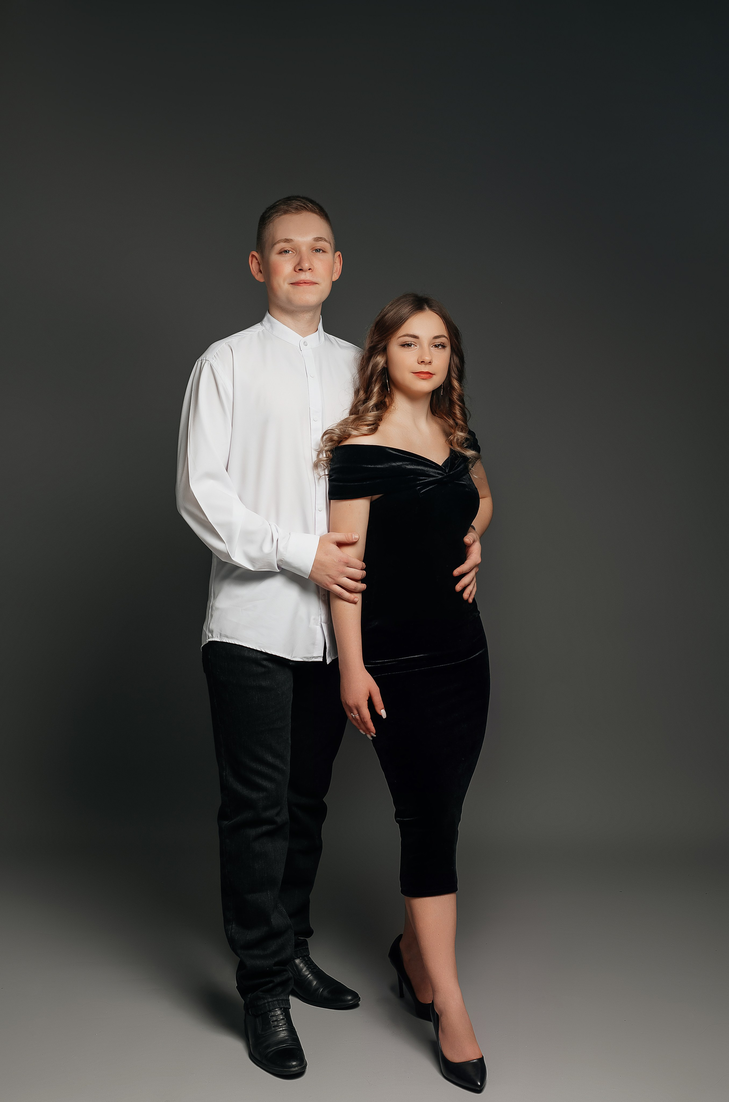 Фотосессия в стиле Vogue в фоновой студии (на однотонном фоне). Свадебный, семейный и школьный фотограф в Бийске Ксения Мамаева