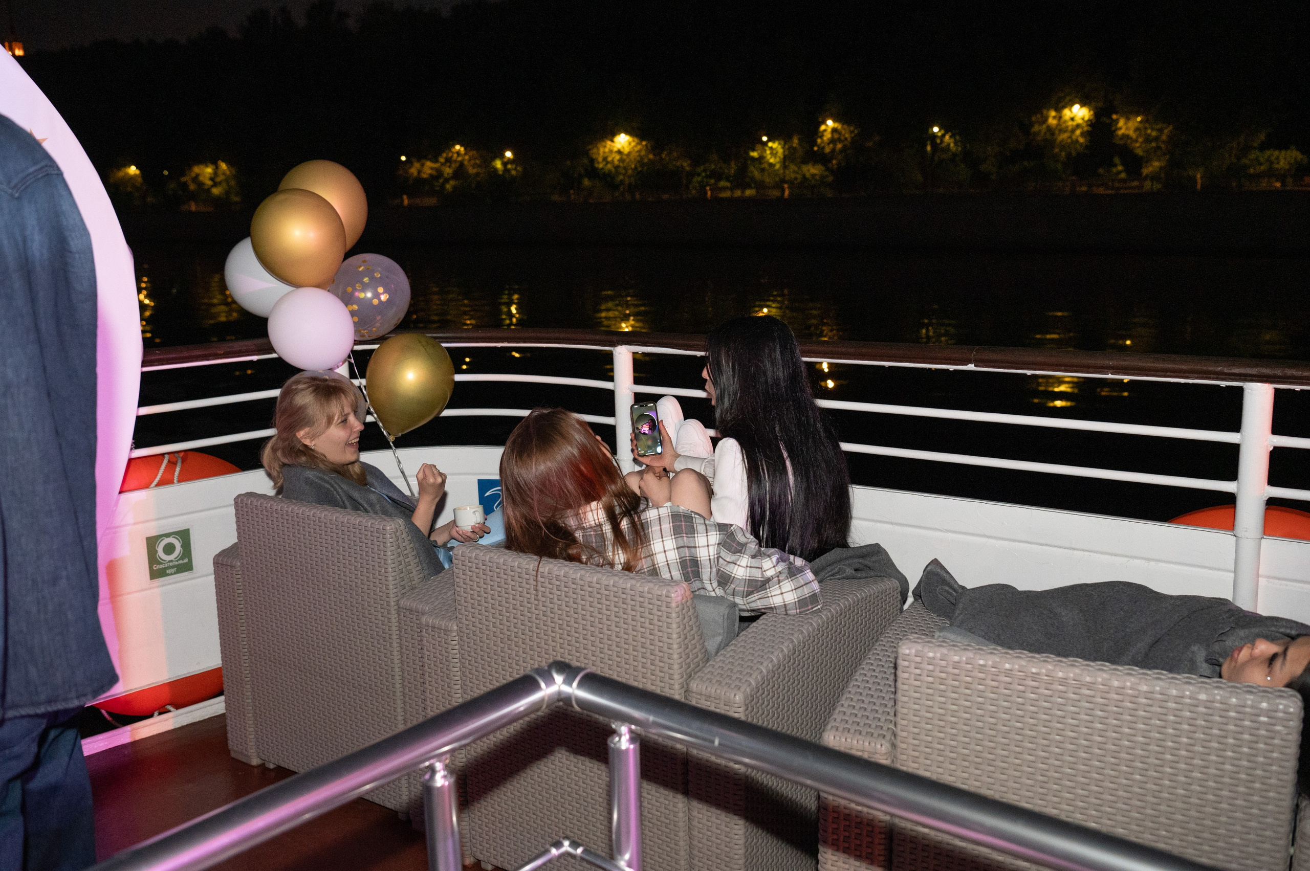Выпускной вечер 11 класс на теплоходе. Детский и семейный фотограф г. Москва Оксана Катаджи