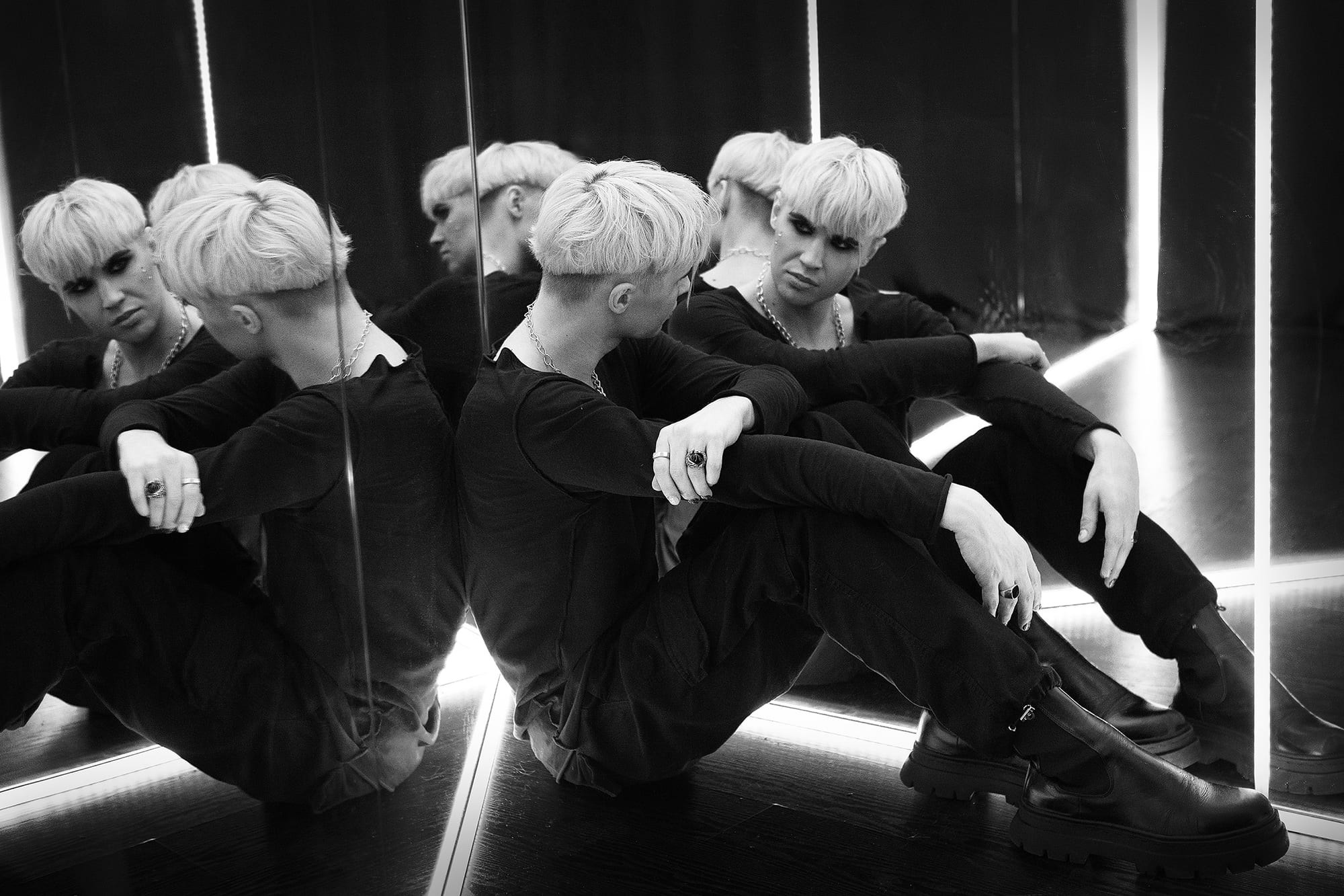 fashion-style-portrait-in-modern-interior-studio-saint-petersburg