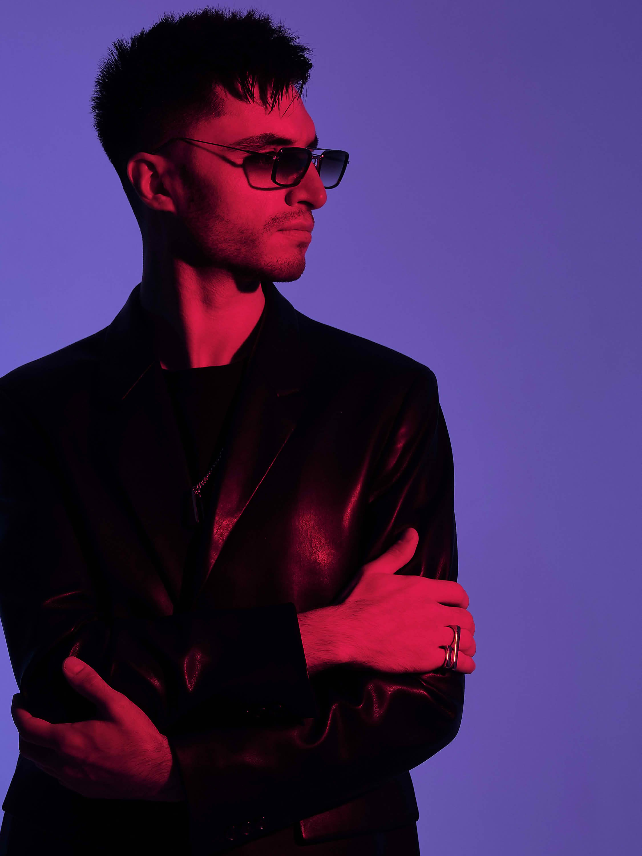 Индивидуальная фотосессия СПб — мужчина в кожаной куртке и очках, фиолетово-розовый студийный свет