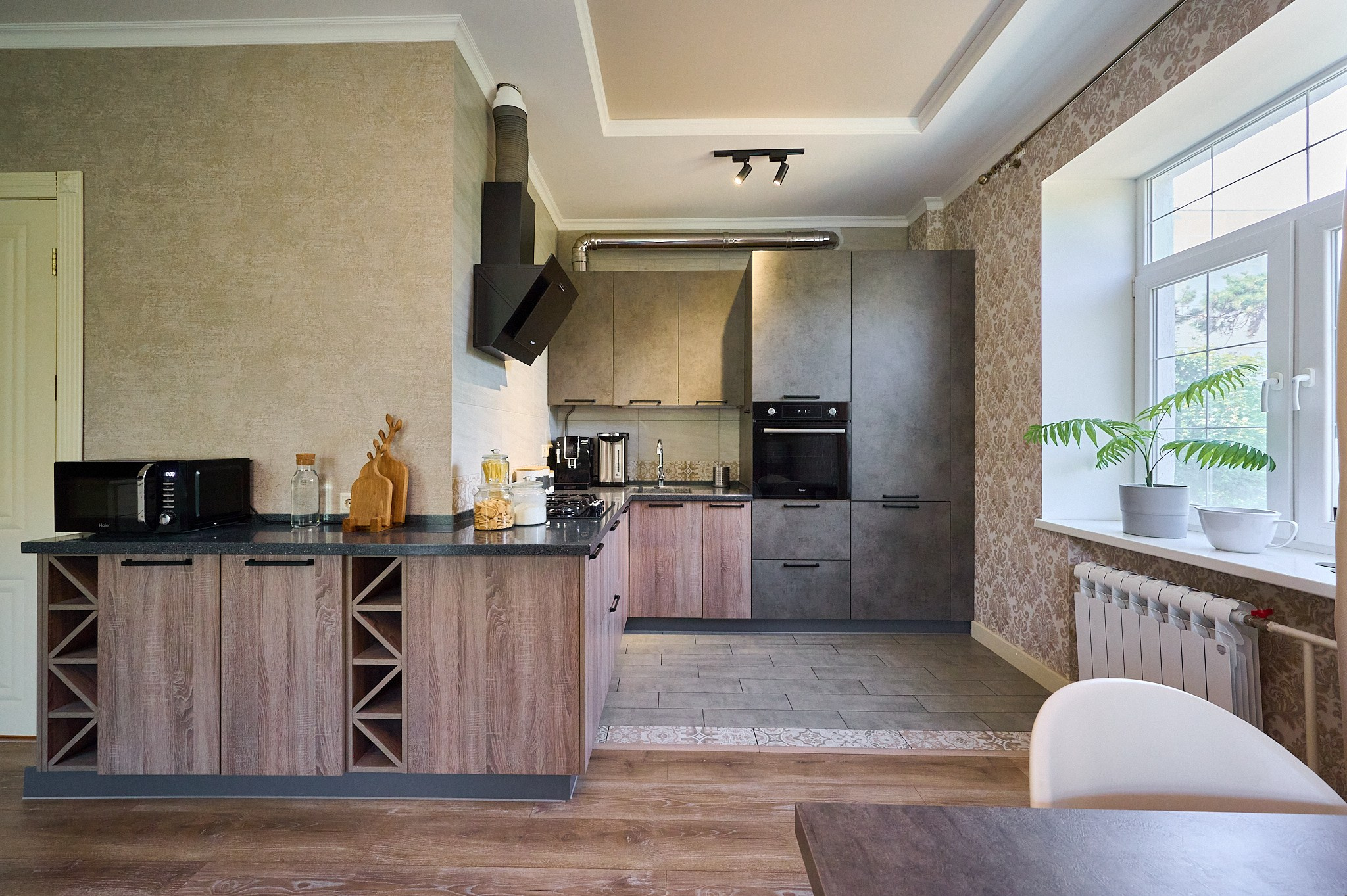 серо коричневые полки и шкафы 