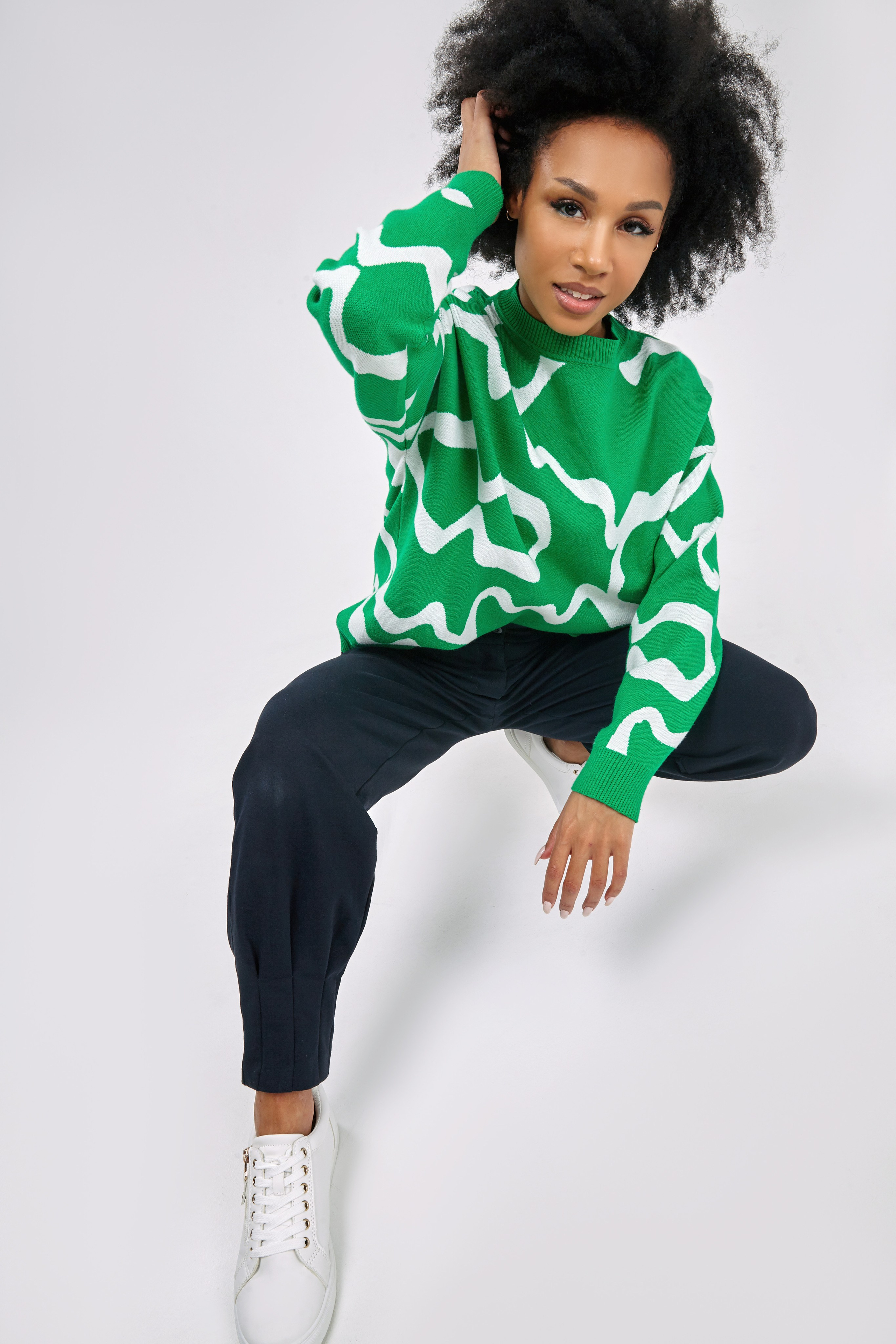 Мулатка модель в зелёном свитере Navita