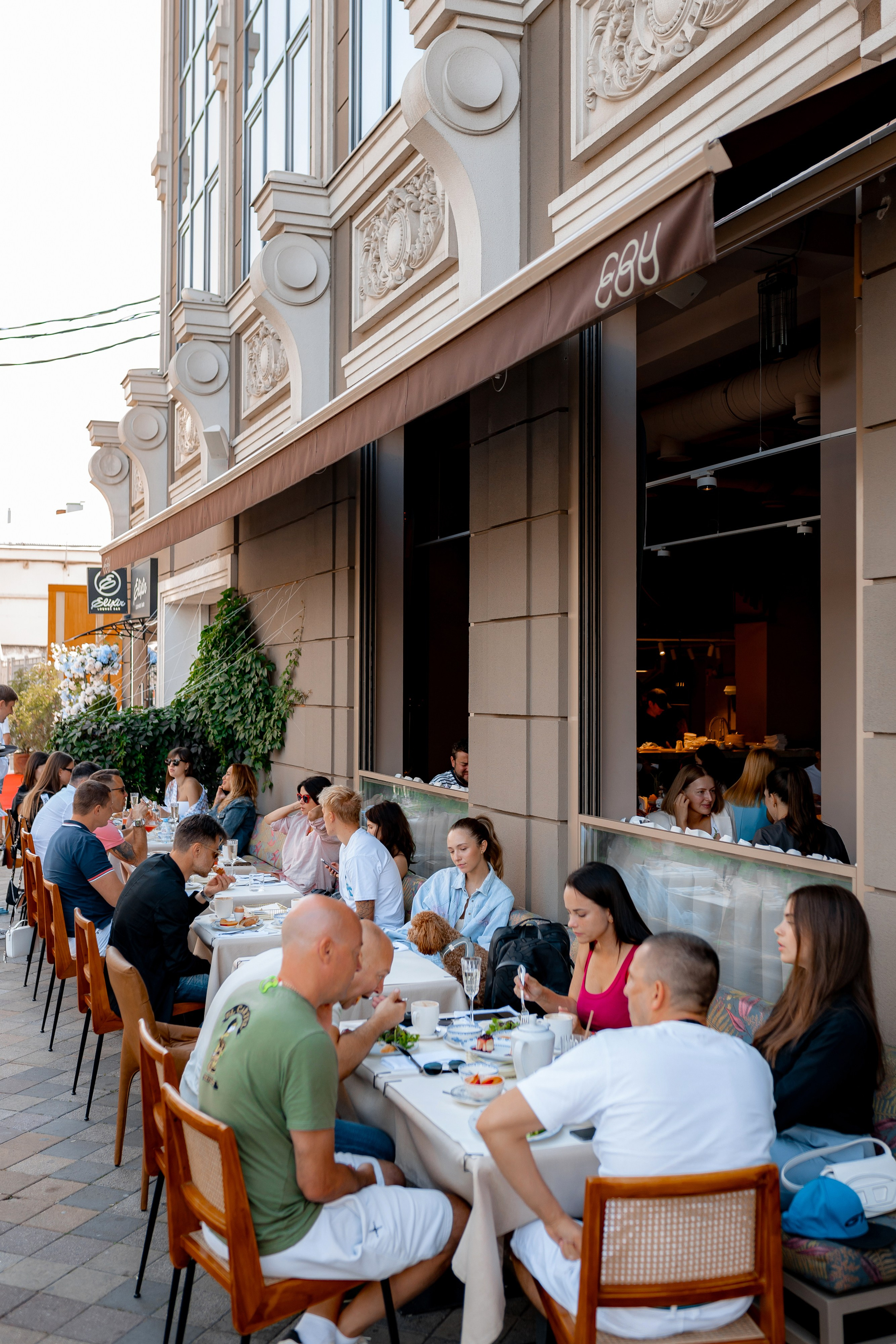 Porsche Завтрак в Cou-cou Bistro. Главная