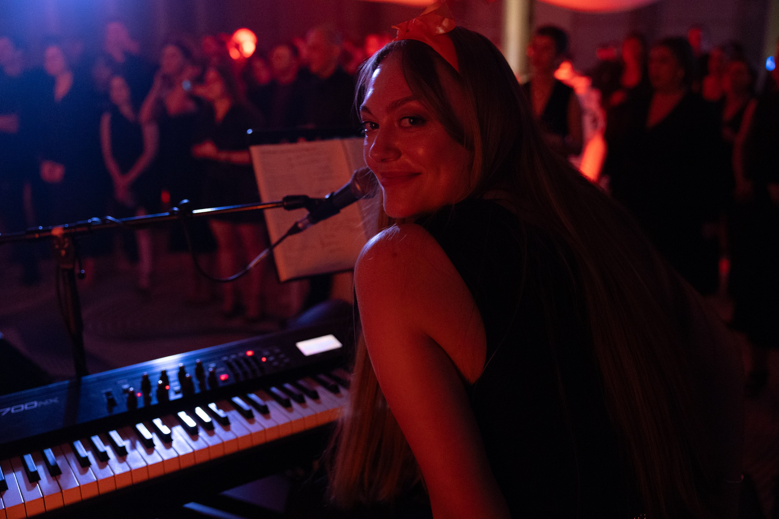 Здравствуйте! Я свадебный фотограф из Ульяновска, работаю в том числе по всей России и с выездом за границу. Снимаю свадьбы, lovestory, корпоративы, светский репортаж. Провожу обучение по фотографии, мастер-классы и воркшопы для других фотографов.