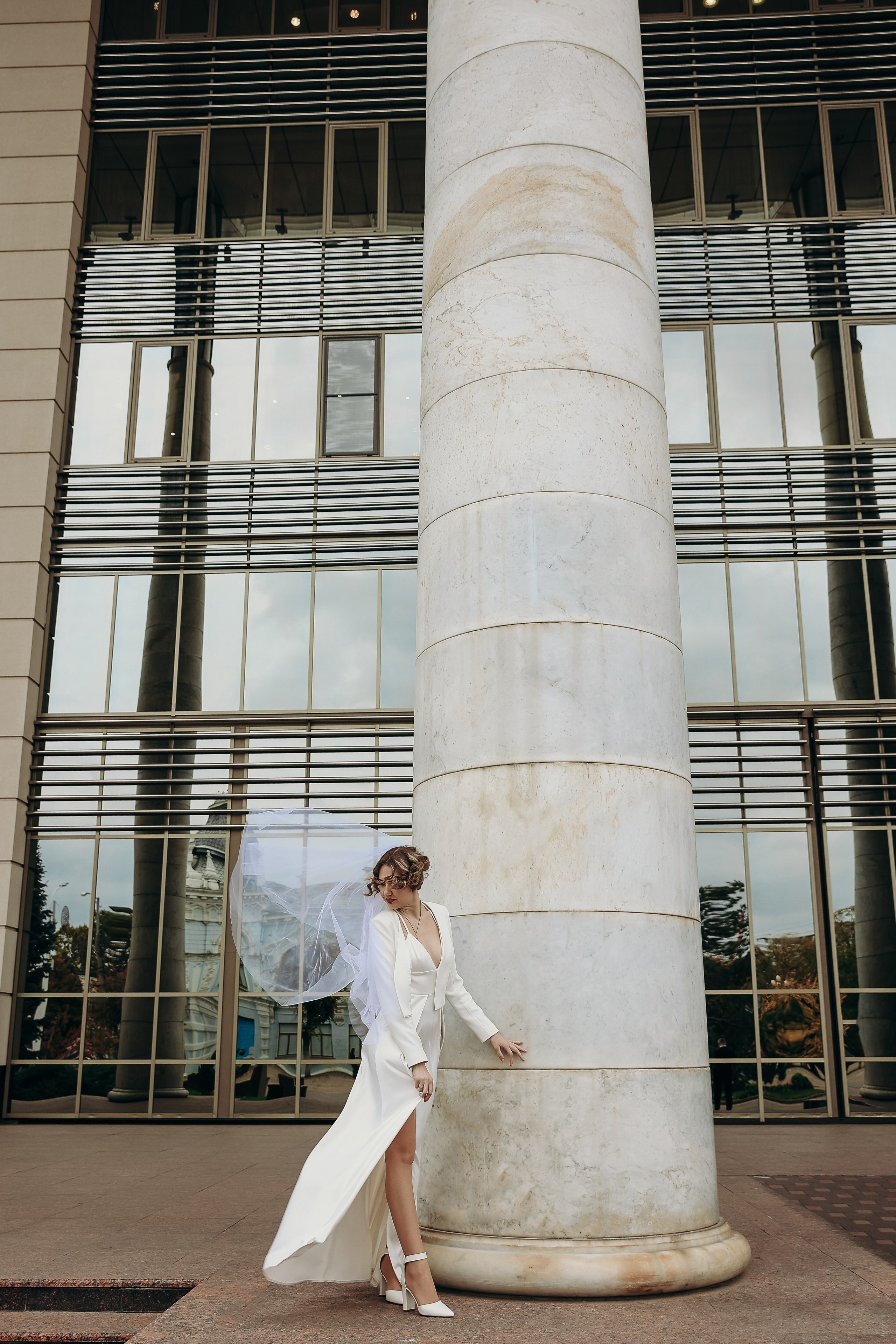 Свадебная прогулка в Екатерининском сквере 25.10.2024. Свадебный и семейный фотограф Виолетта Сидельникова. Краснодар, Россия, Беларусь, Европа