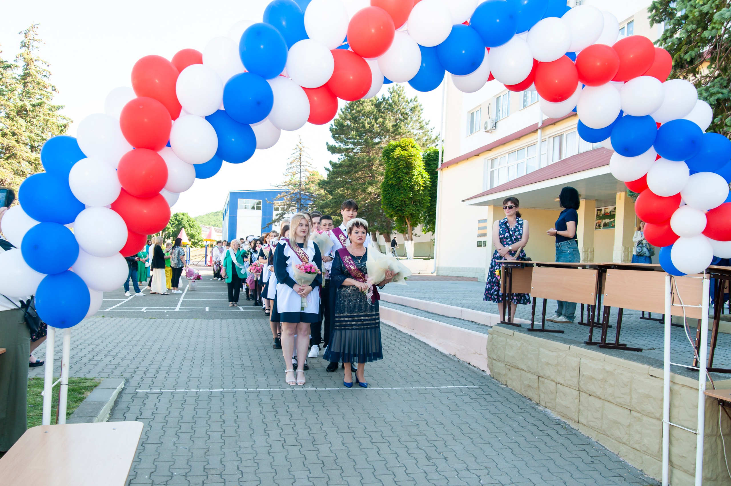 Последний Звонок МАОУ СОШ № 17 им. Эдуарда Есаяна — Архипо-Осиповка. Свадебный и семейный фотограф Денис Лукьянов в Краснодаре, Краснодарском крае и Республике Крым