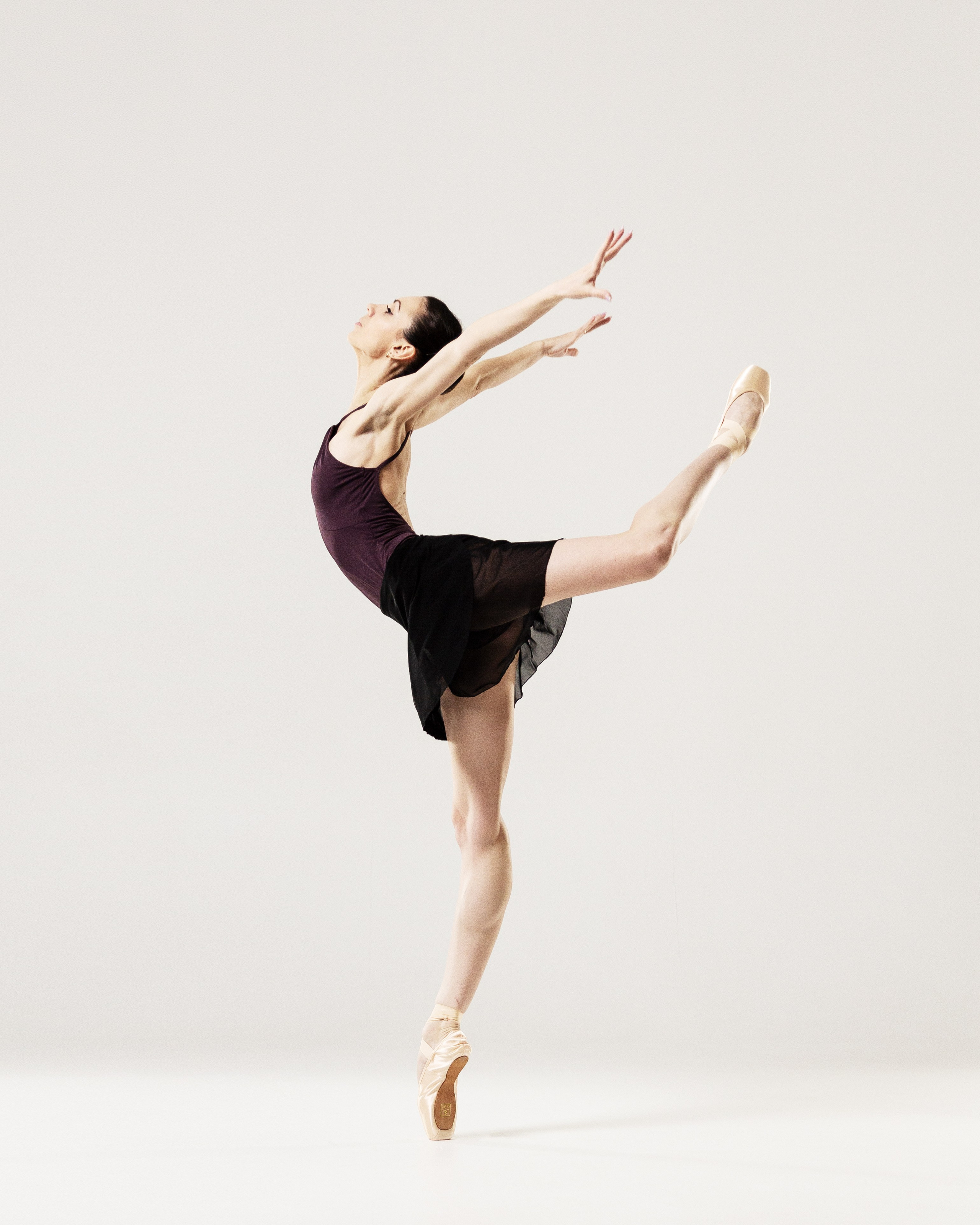 Высокий прыжок балерины во время танца, балетная фотография, элегантный танец, профессиональный портрет танцовщицы