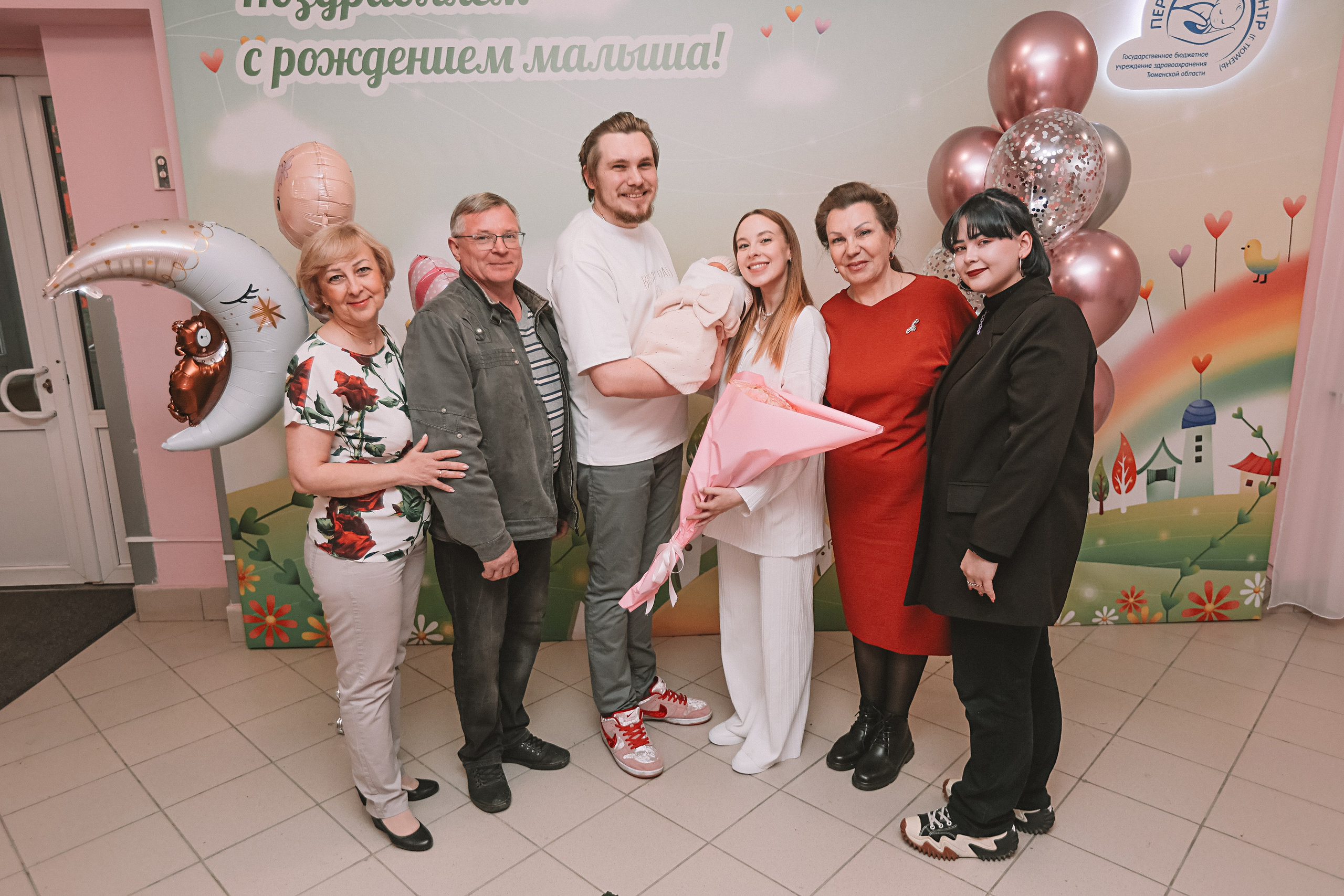 Выписка палата+внизу ПЦЭ. Семейный фотограф Тюмень, фотограф на роды Салмина Мария