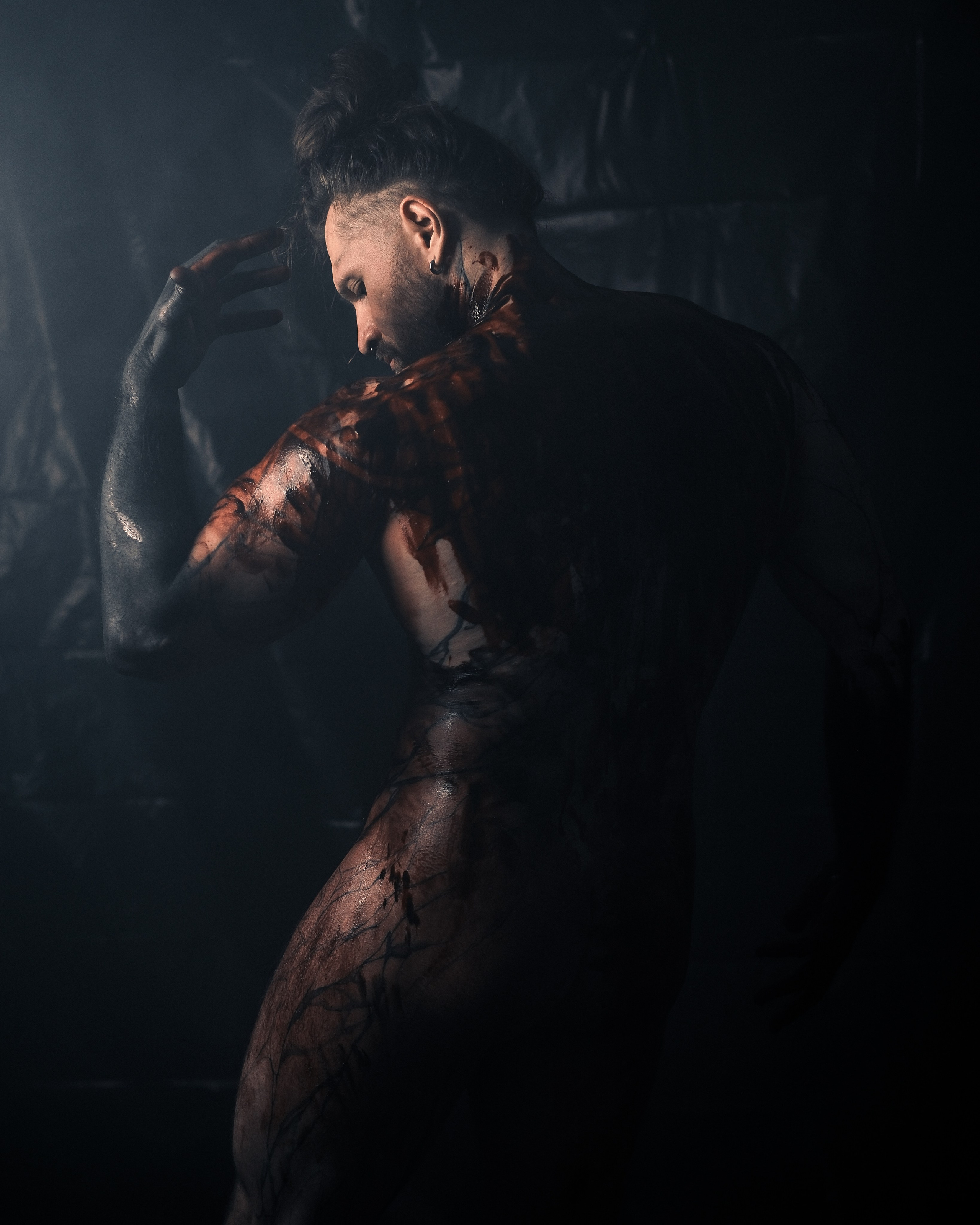 Мужская фотосессия в крови