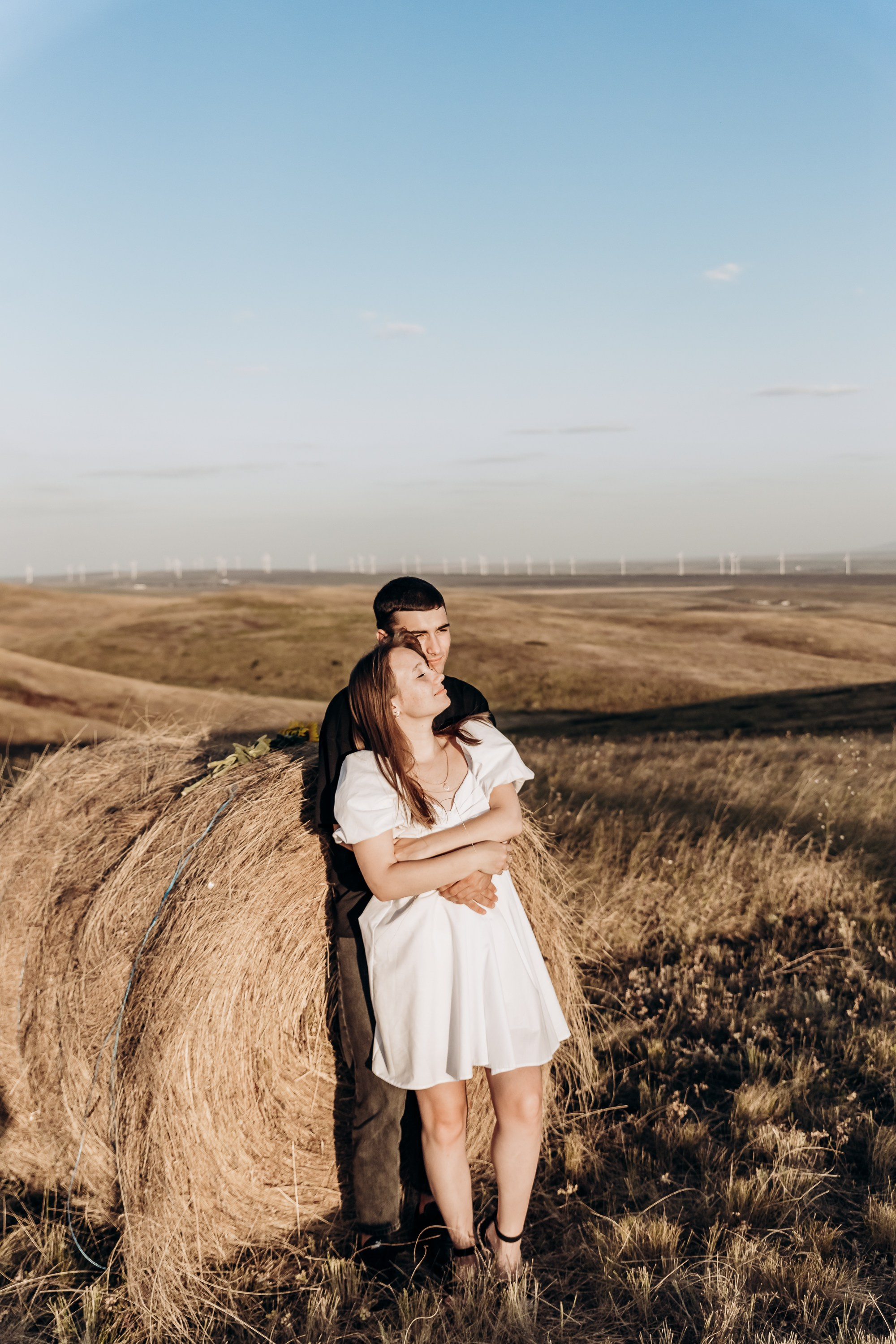 Счастливые влюбленные встречают рассвет на берегу океана