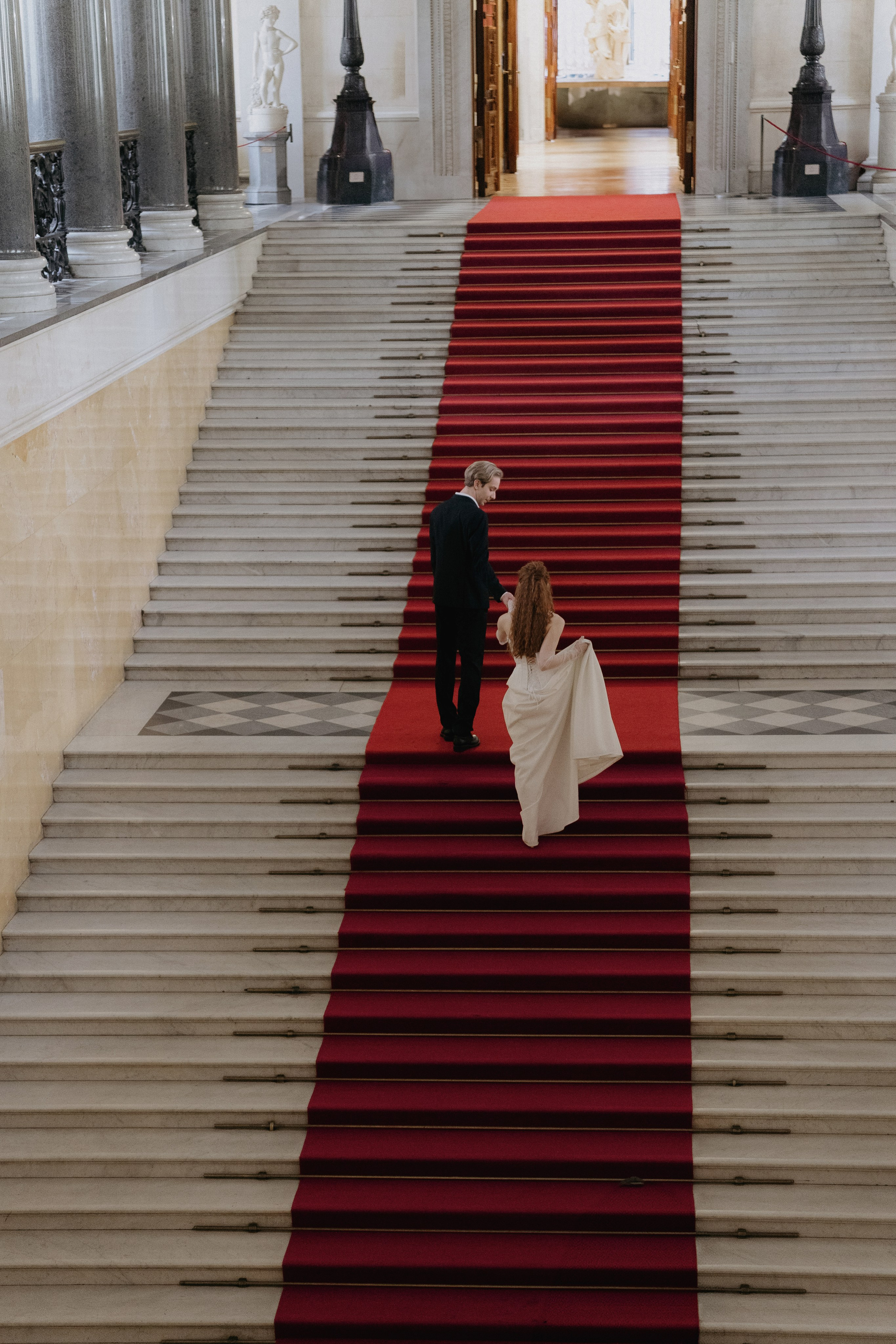 В Эрмитаже. Свадебный фотограф в Санкт-Петербурге Саша Колоцей