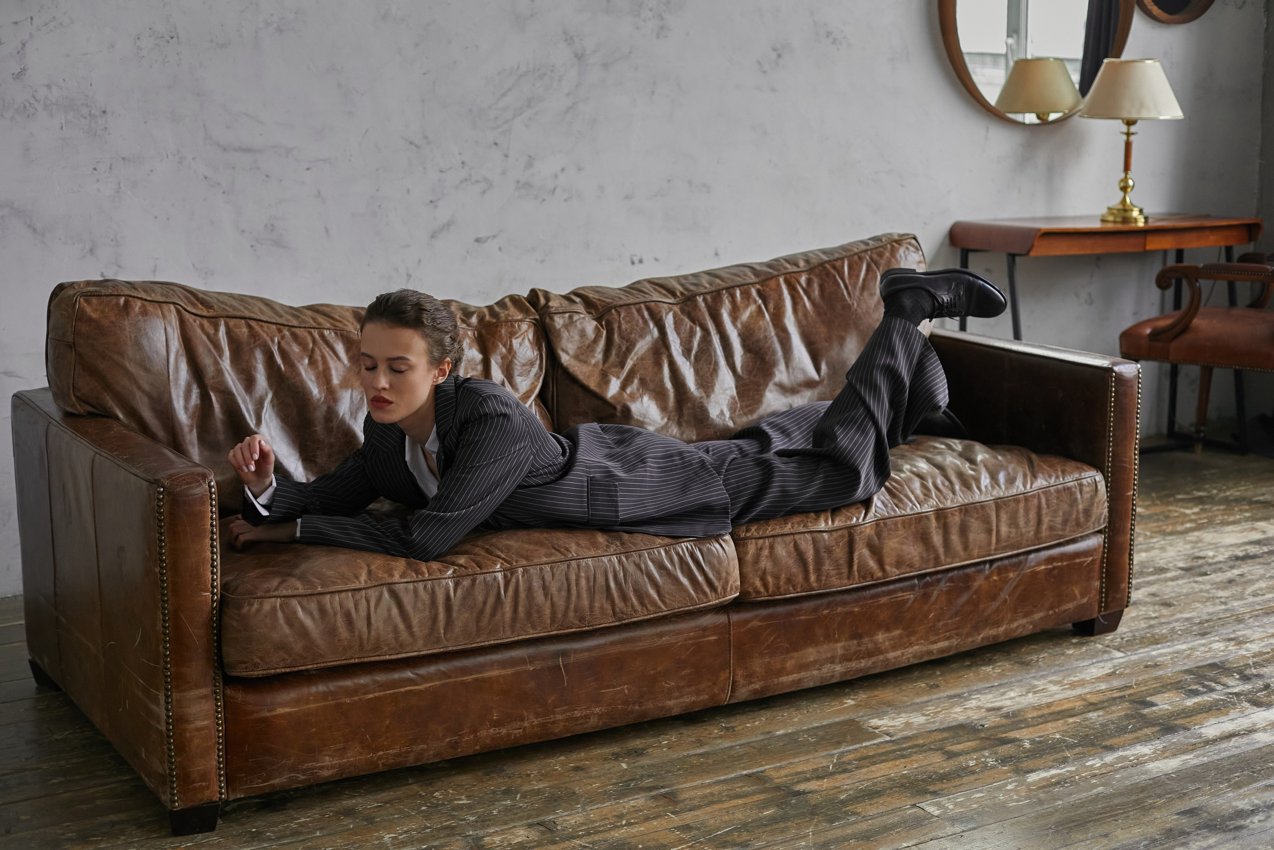 Фотограф в Москве. Студия. Студийный портрет. Девушка в пиджаке. Девушка на кожаном диване. Красивая девушка в мужском костюме. Женский портрет.