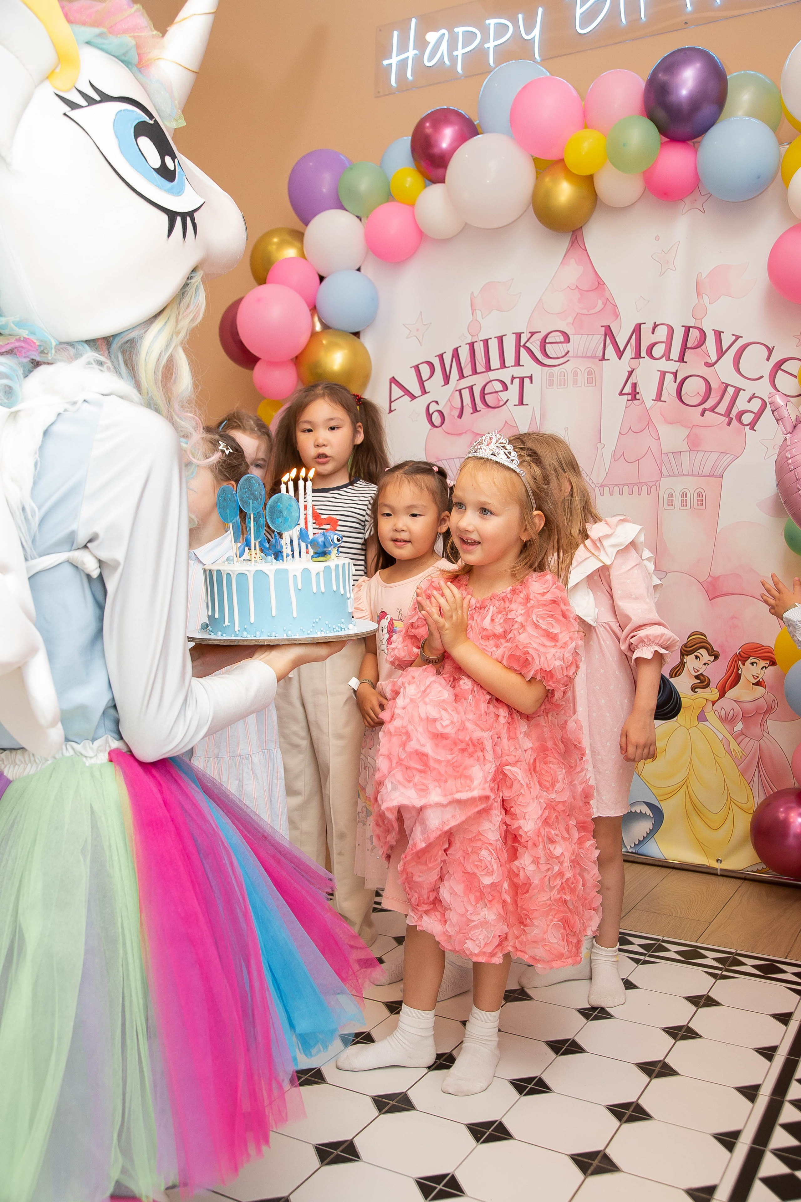 Репортажная съемка дня рождения сестер — живые эмоции праздника в Москве. Фотограф Анна Татаурова | Авторская фотосъемка в Москве