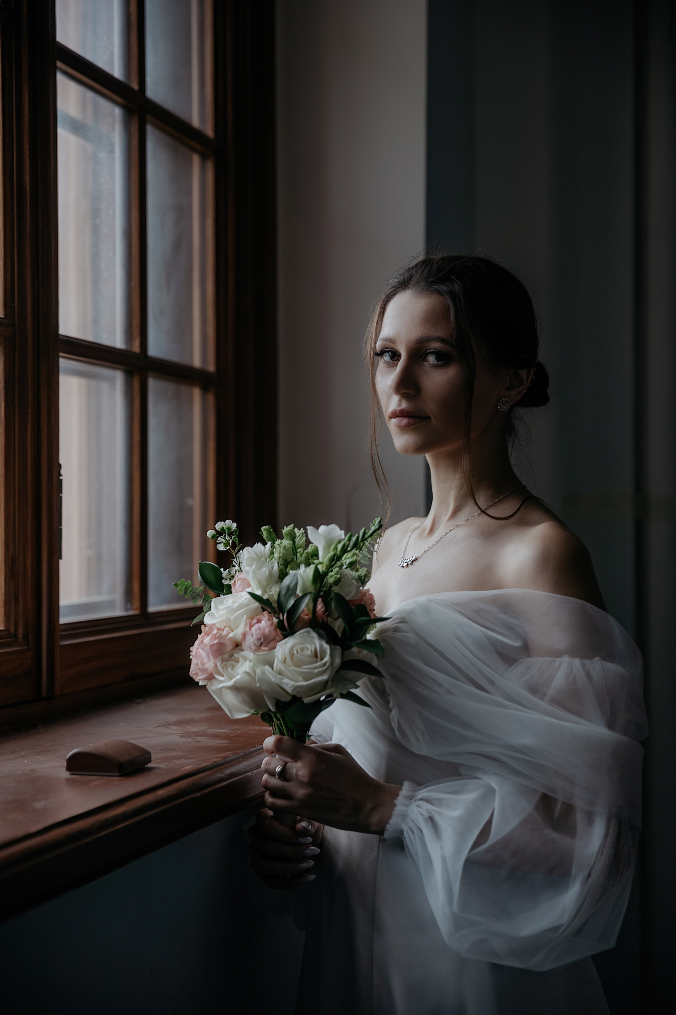 Волшебство уходит — Знаю. — И что мы будем делать? — Наслаждаться моментом. Свадебный фотограф в Санкт-Петербурге