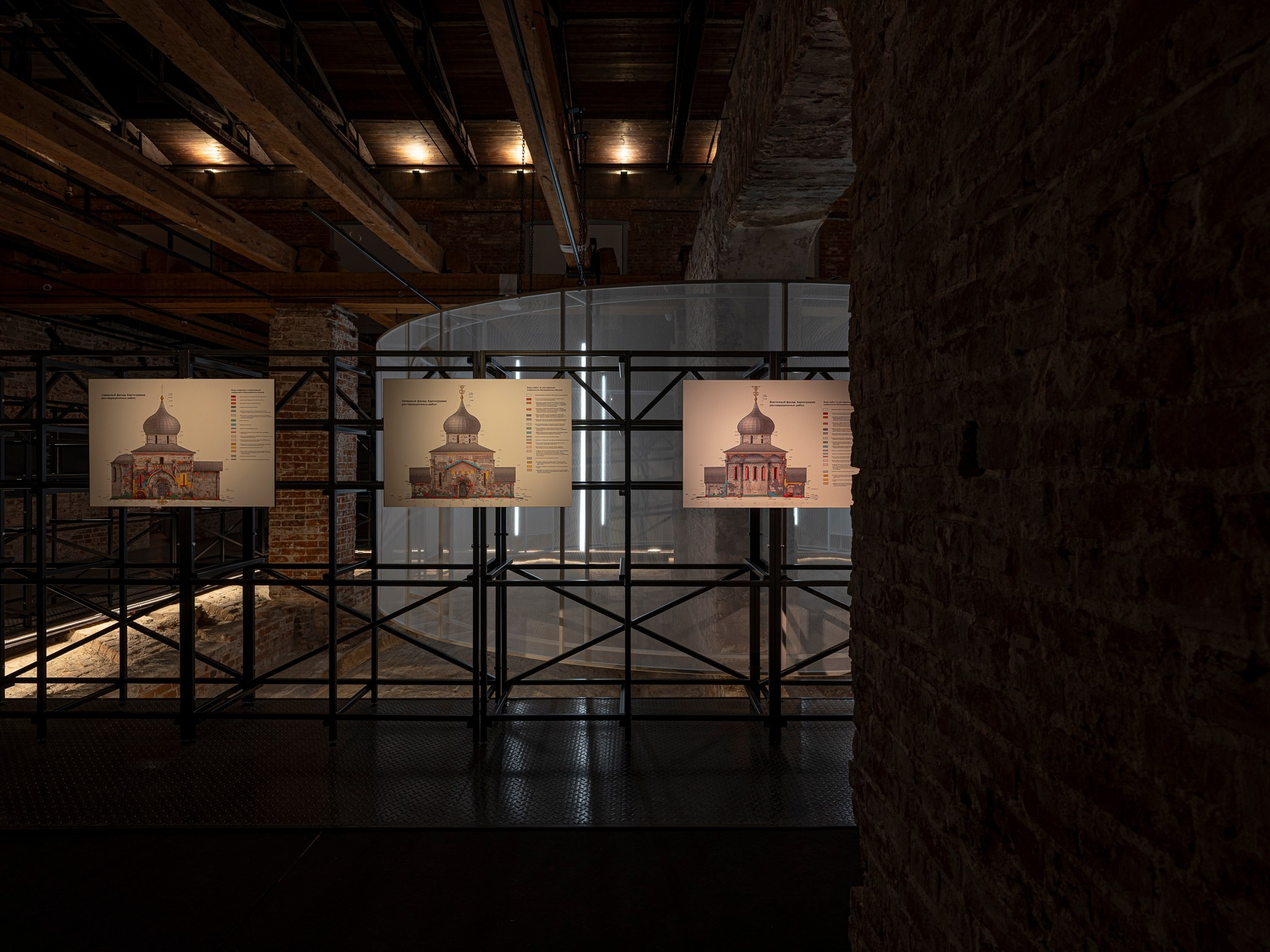 Выставочный проект «Белый Храм. История Георгиевского собора „и созда ю чюдну, резным каменем“». Фотограф Василий Буланов