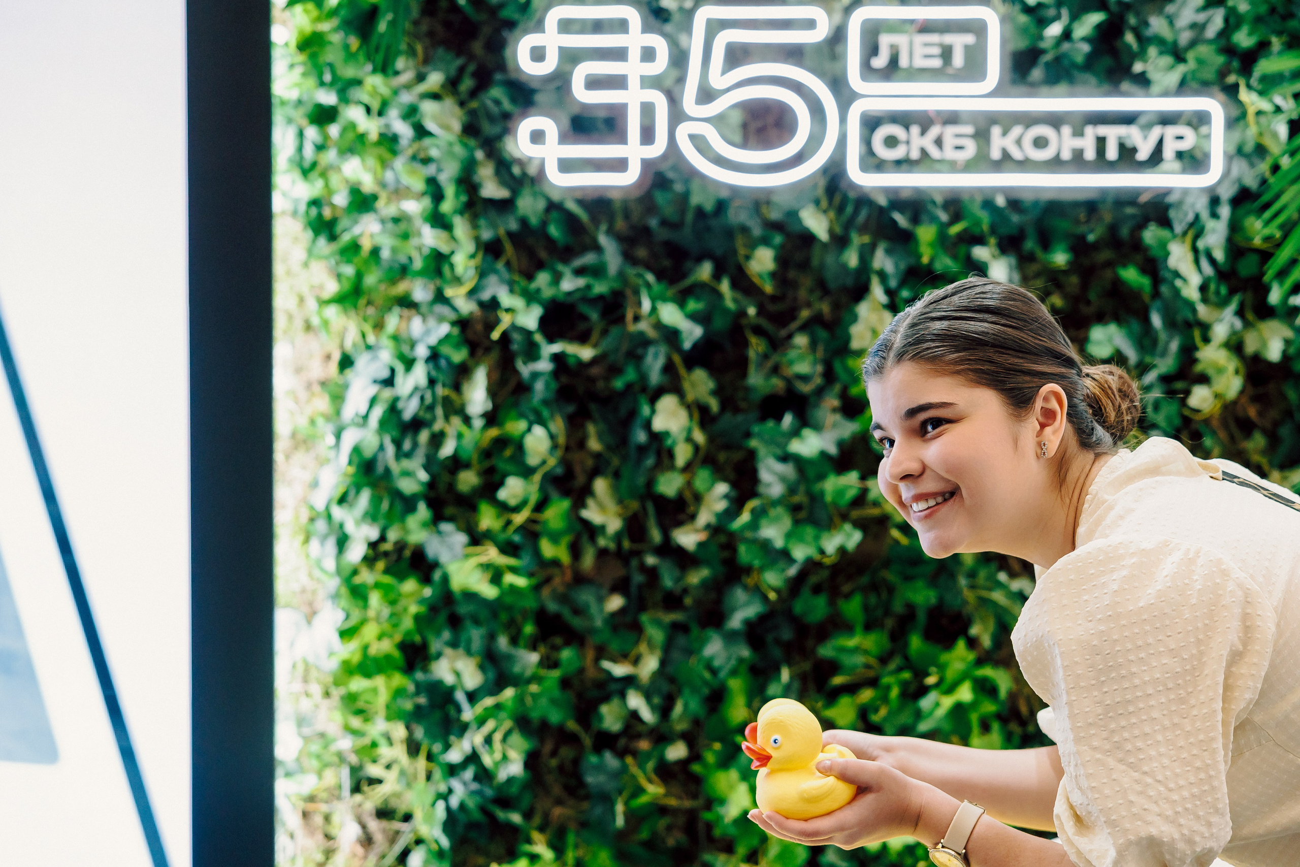 СКБ Контур — Форум будущего — Стенд. Лёшка Варзегов — фотограф