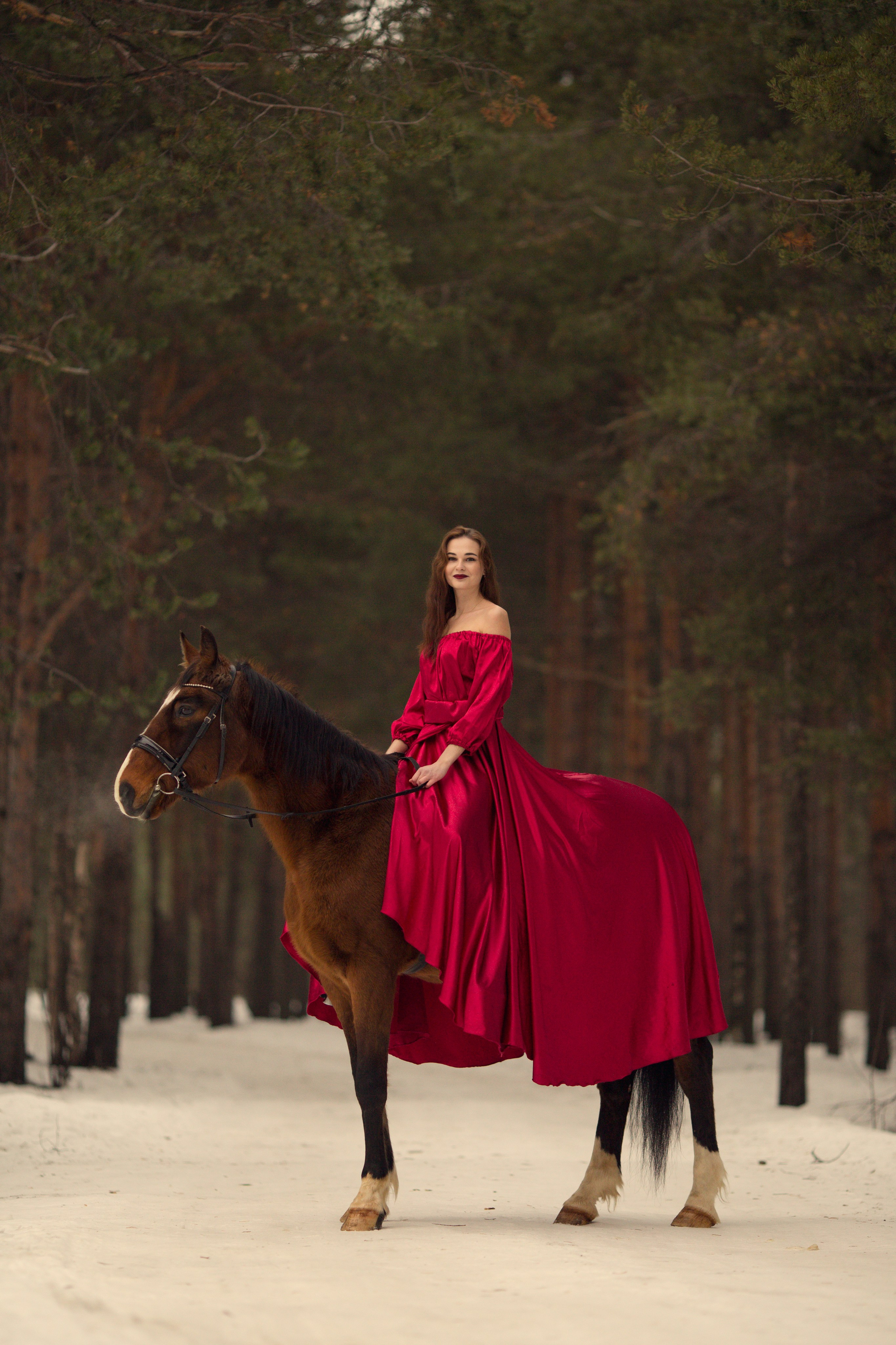 Фотосессия с лошадью в красном платье