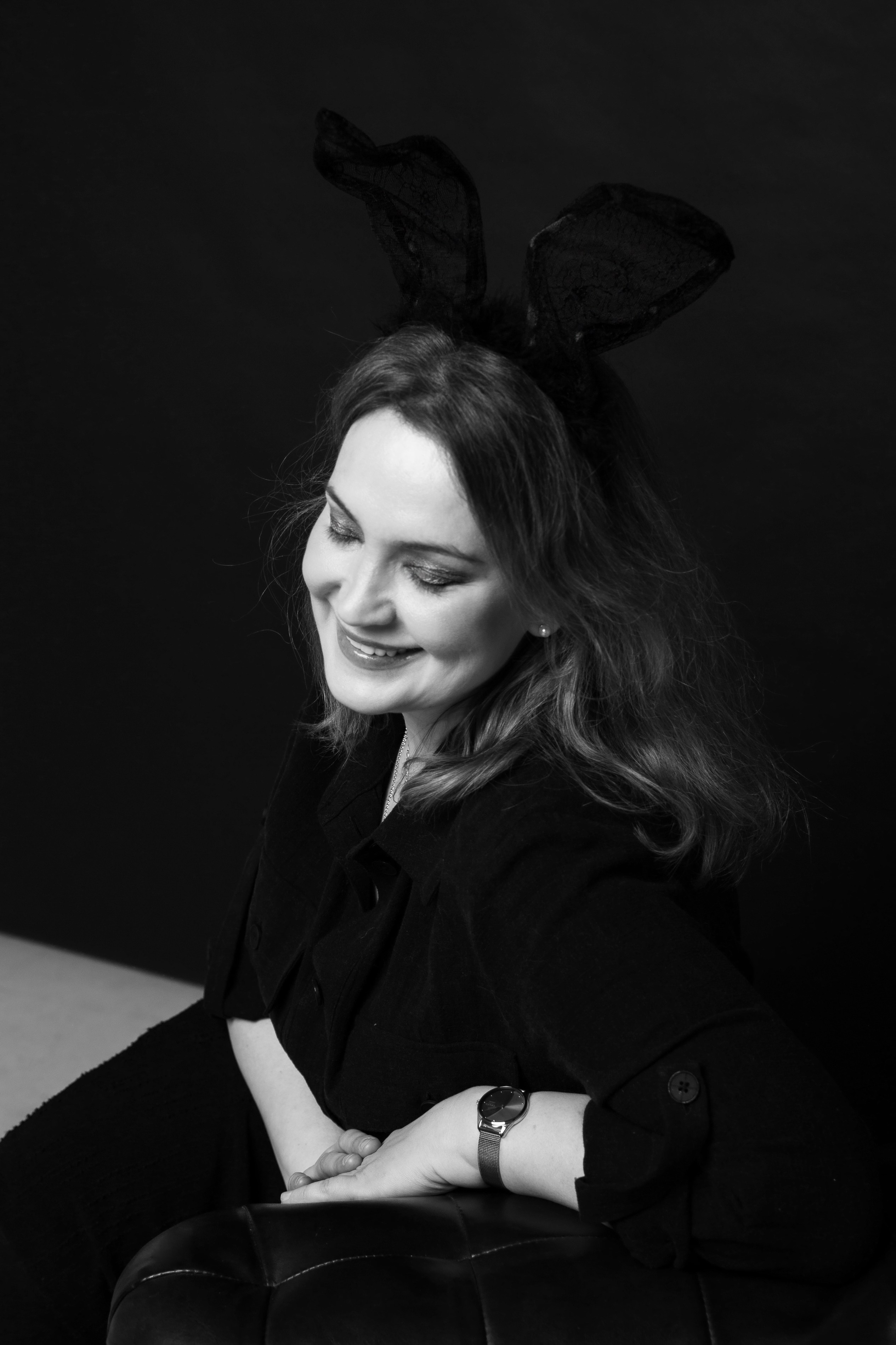 Креативный психологический портрет с ушами, ч/б минимализм, девушка сидит на темном фоне, студия Петербург