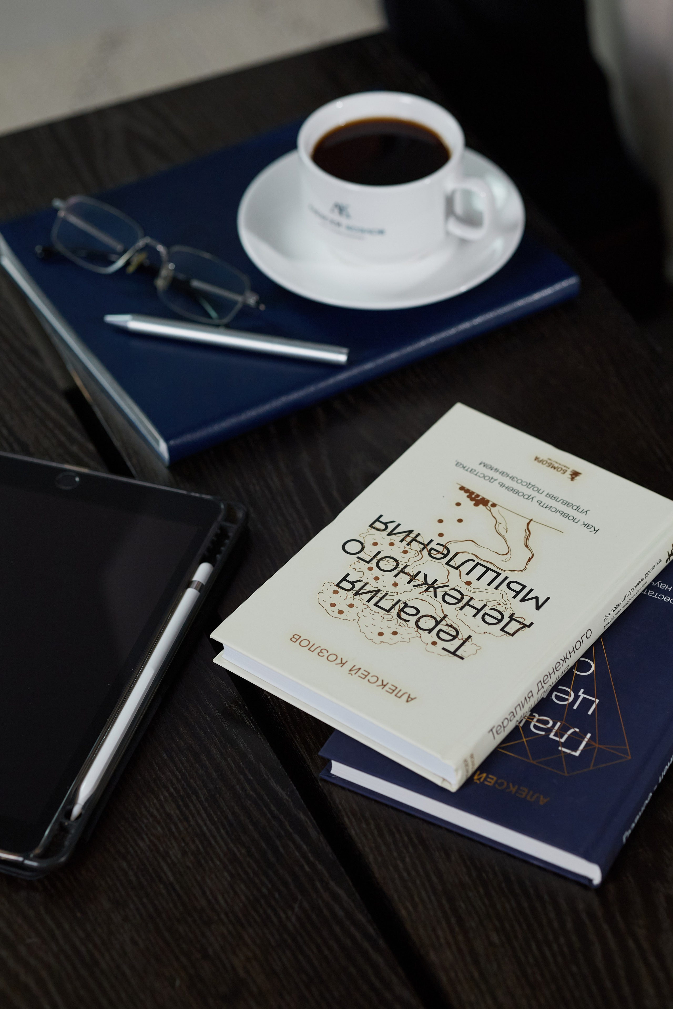 Контент для психотерапевта и автора книг Алексея Козлова. Фотопродакшн продающего контента