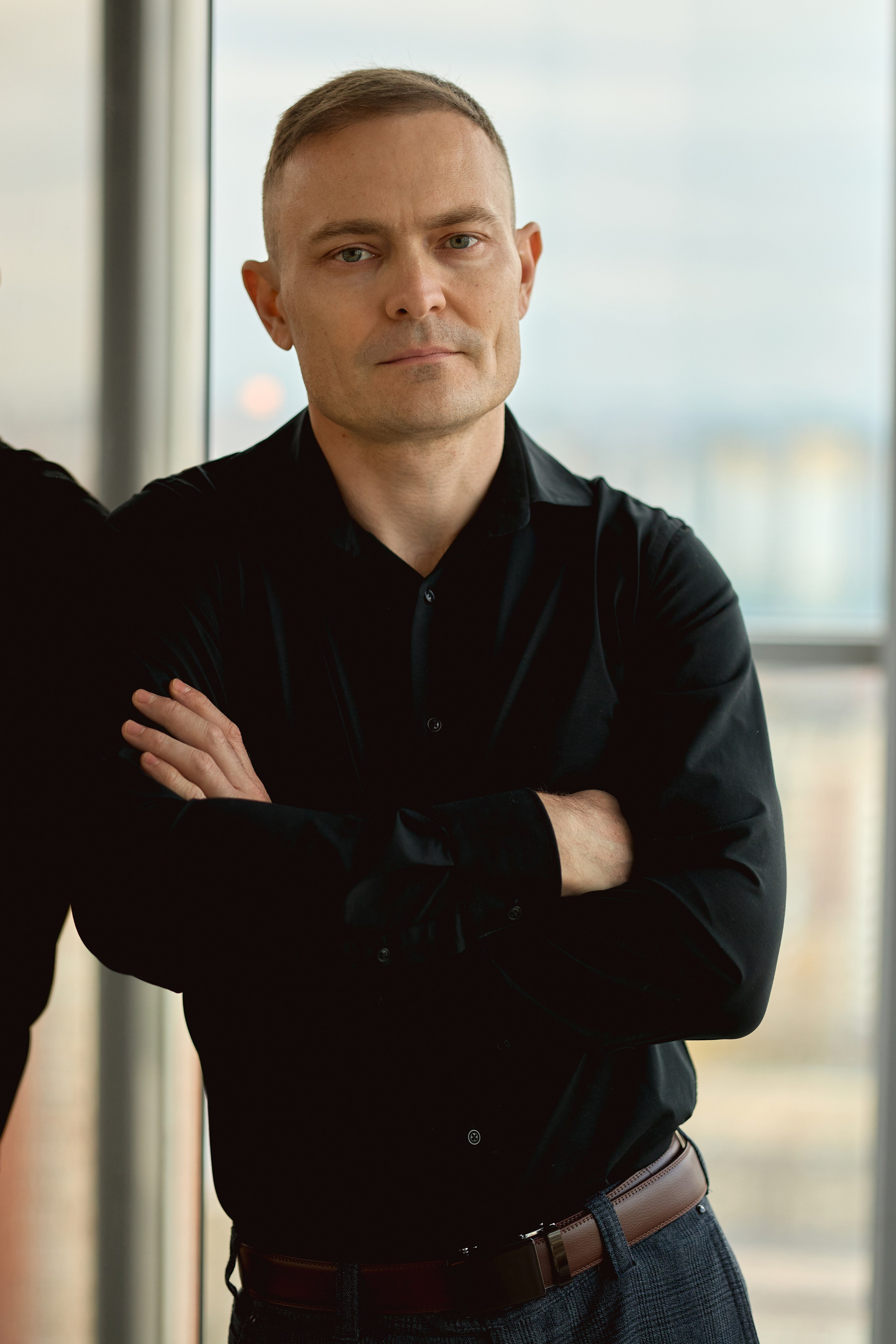 Парная фотосессия в студии с панорамными окнами. Сестры Карабаза. Фотографы и ретушеры в Москве и Санкт-Петербурге