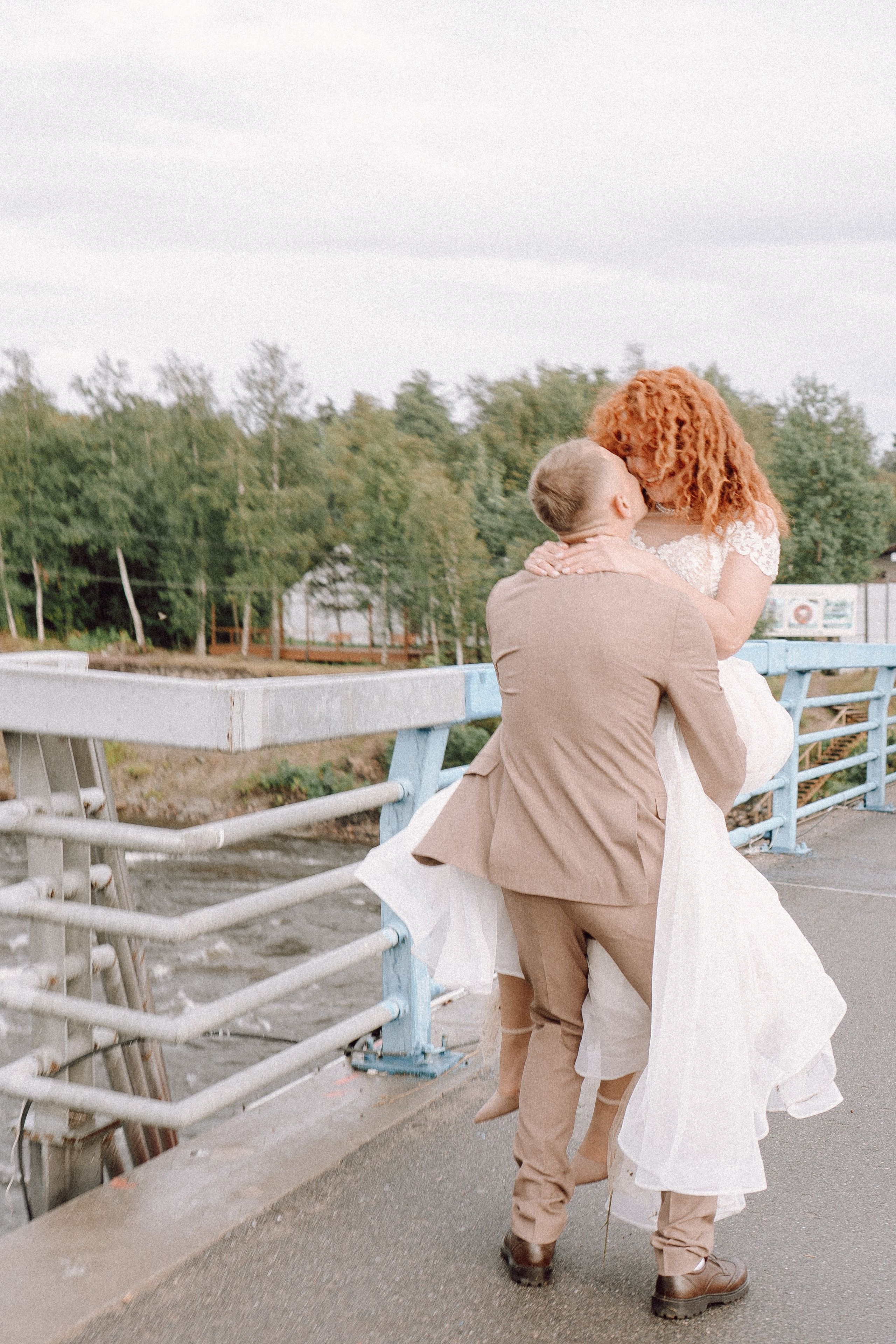 СВАДЕБНАЯ ФОТОСЕССИИЯ ПАРЫ В ГОРОДЕ ПРИОЗЕРСК В СОСНОВОМ ЛЕСУ И С ПИКАПОМ. Профессиональный фотограф, Санкт-Петербург — Виктория Богомолова