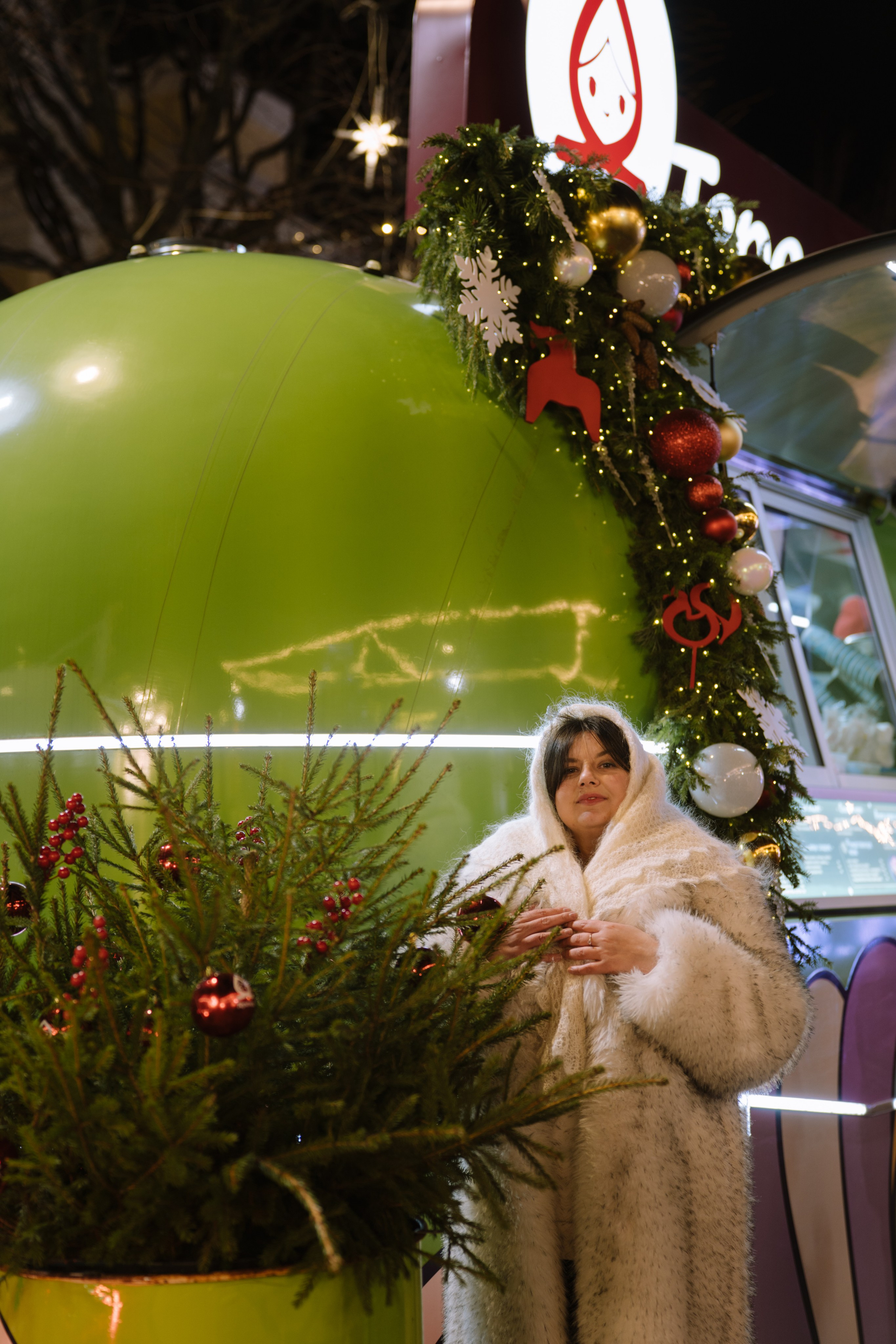 ПРОГУЛКА НА МАНЕЖНОЙ ПЛОЩАДИ ДЛЯ ДЕВУШКИ ПЕРЕД НОВЫМ ГОДОМ (НОВОГОДНЯЯ ФОТОСЕССИИЯ НА МАНЕЖНОЙ ПЛОЩАДИ). Профессиональный фотограф, Санкт-Петербург — Виктория Богомолова