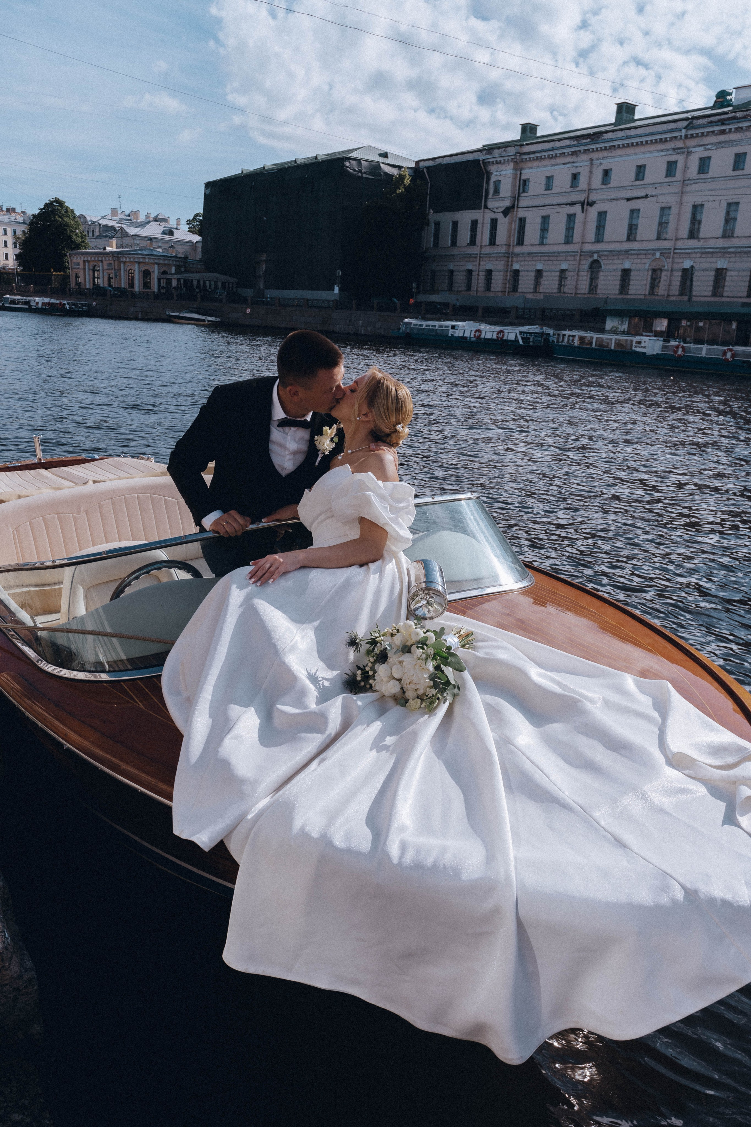 СВАДЕНБНАЯ СЬЕМКА НА КАТЕРЕ ПО КАНАЛАМ САНКТ-ПЕТЕРБУРГА И В АКВАТОРИИ НЕВЫ. Профессиональный фотограф, Санкт-Петербург — Виктория Богомолова