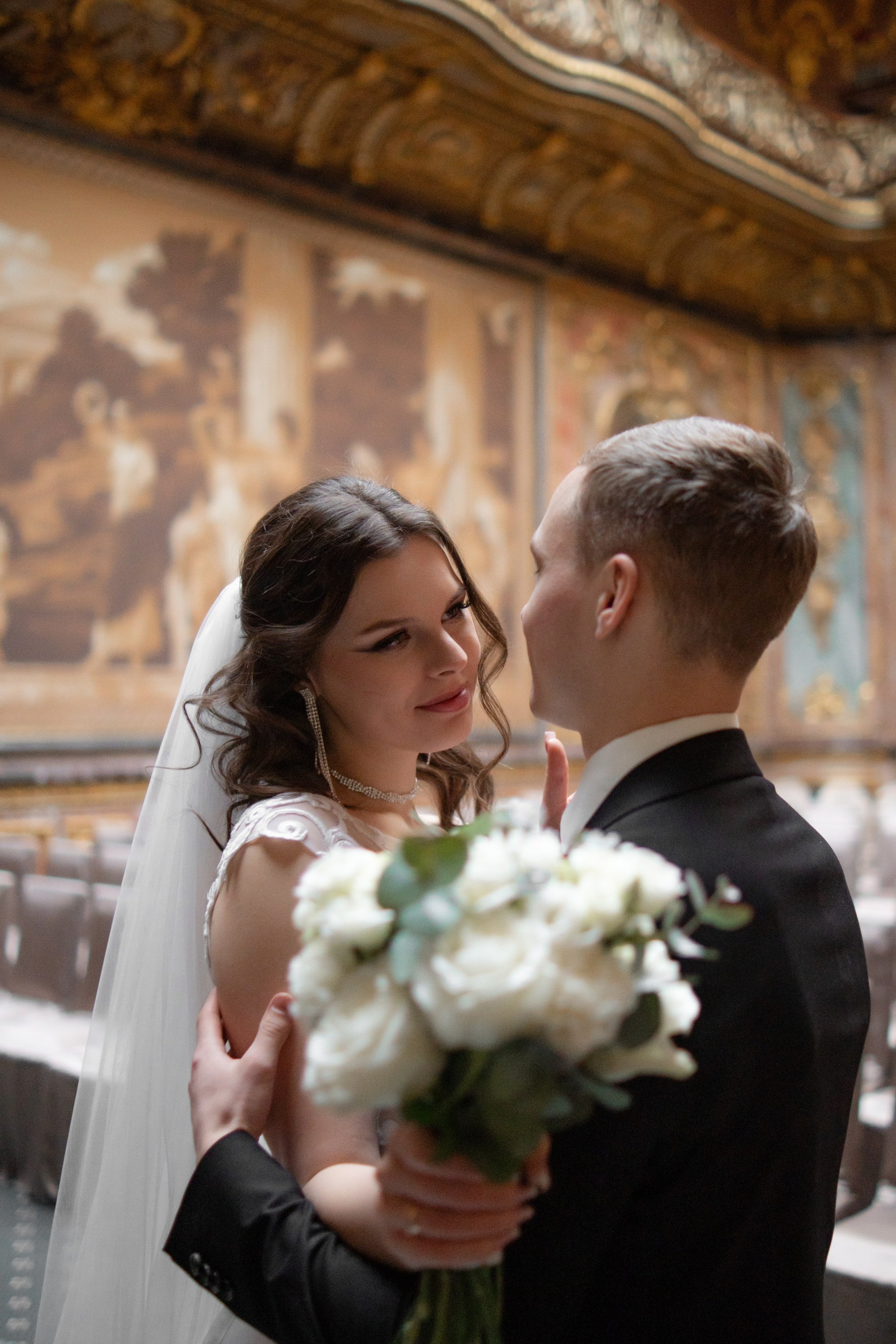 Свадебная фотосессия в Санкт-Петербурге в Особняке Половцева или Дом Архитектора. Невеста обнимает мужа в зале театра.
