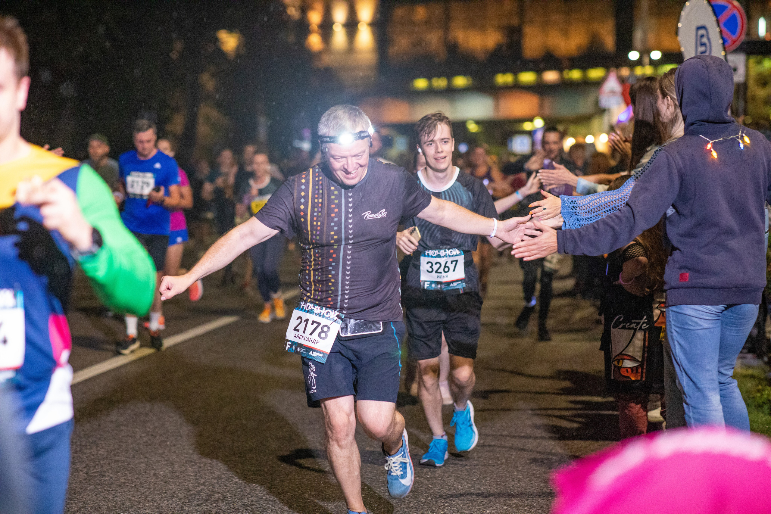 Ночной забег в ленте фотографий бегунов 03.08.24. Фотограф Сергей Ловкий