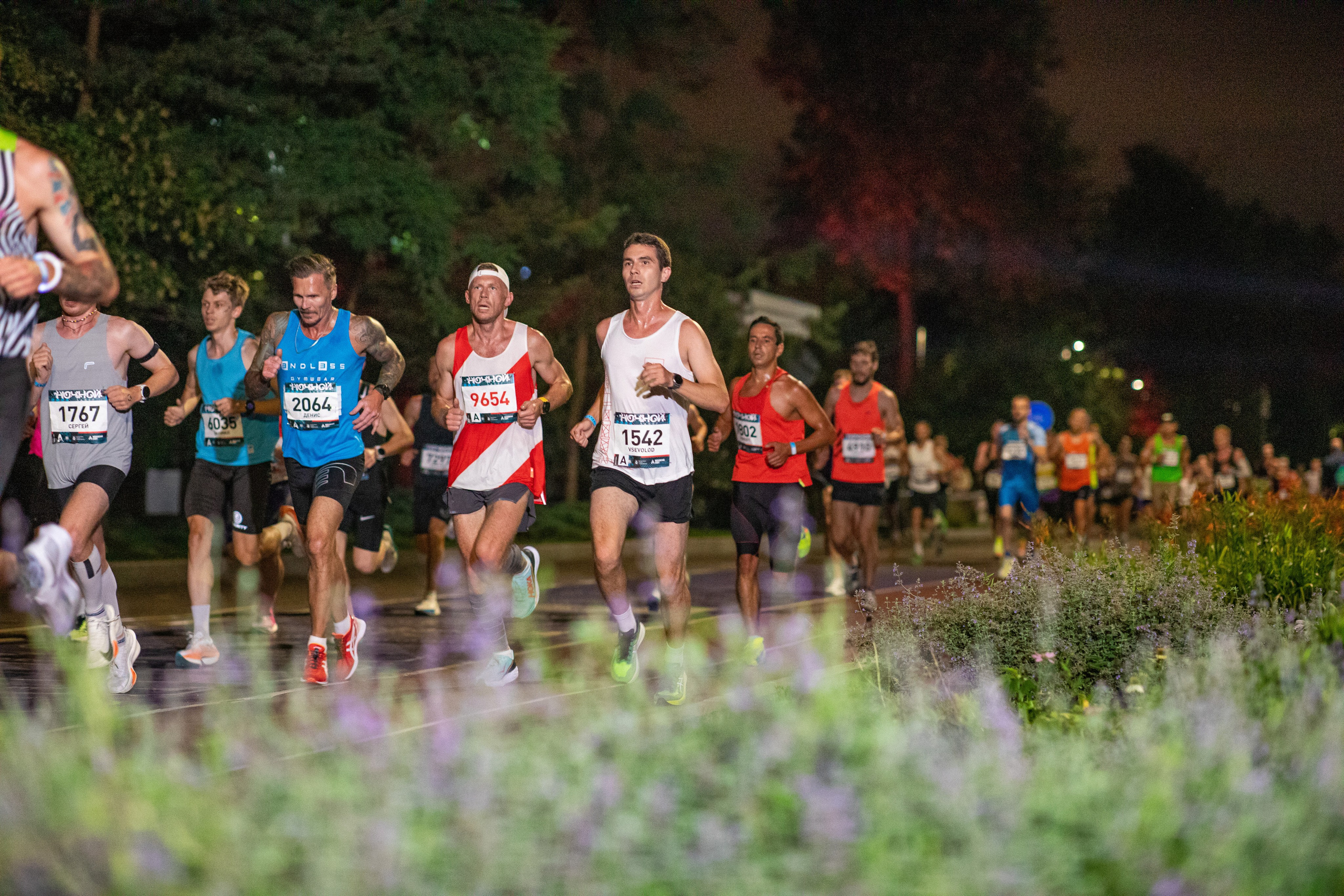 Ночной забег в ленте фотографий бегунов 03.08.24. Фотограф Сергей Ловкий