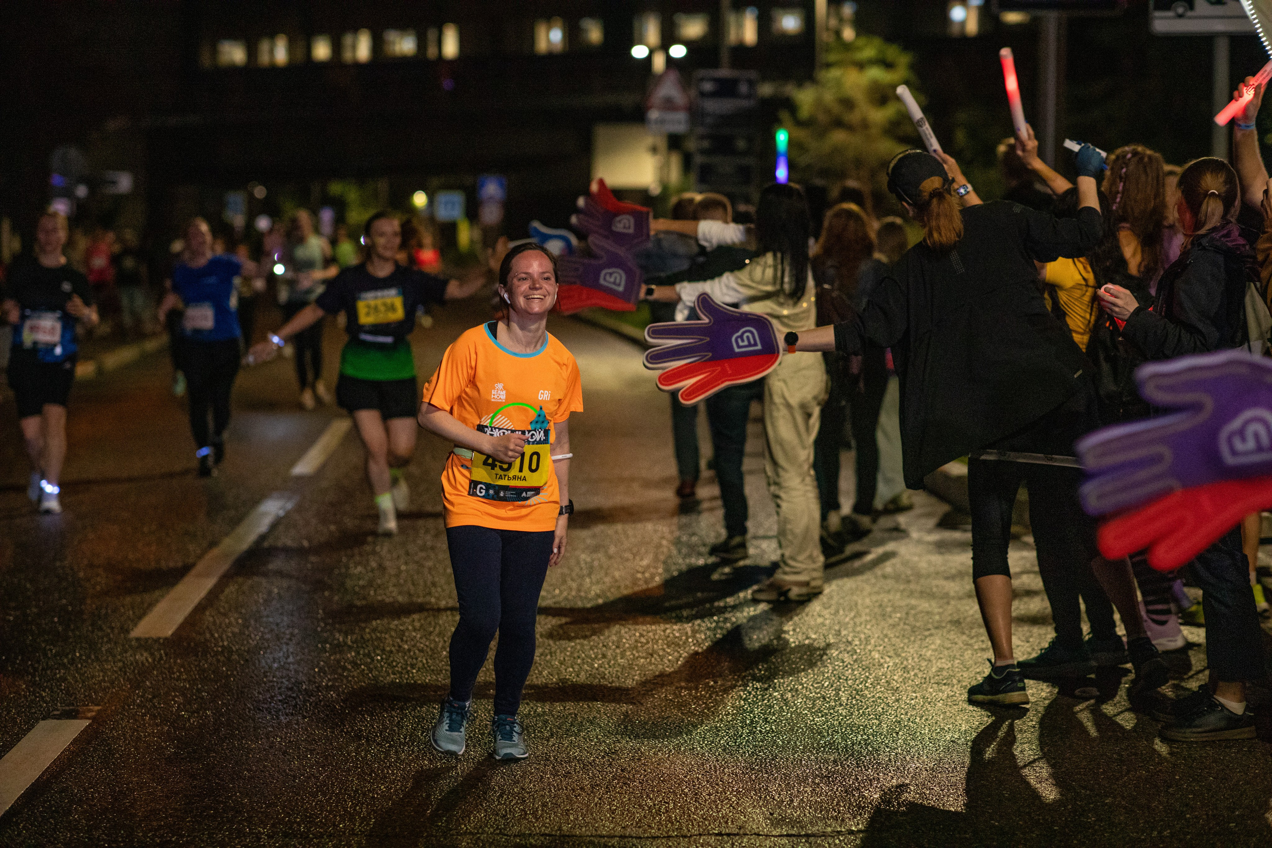 Ночной забег в ленте фотографий бегунов 03.08.24. Фотограф Сергей Ловкий