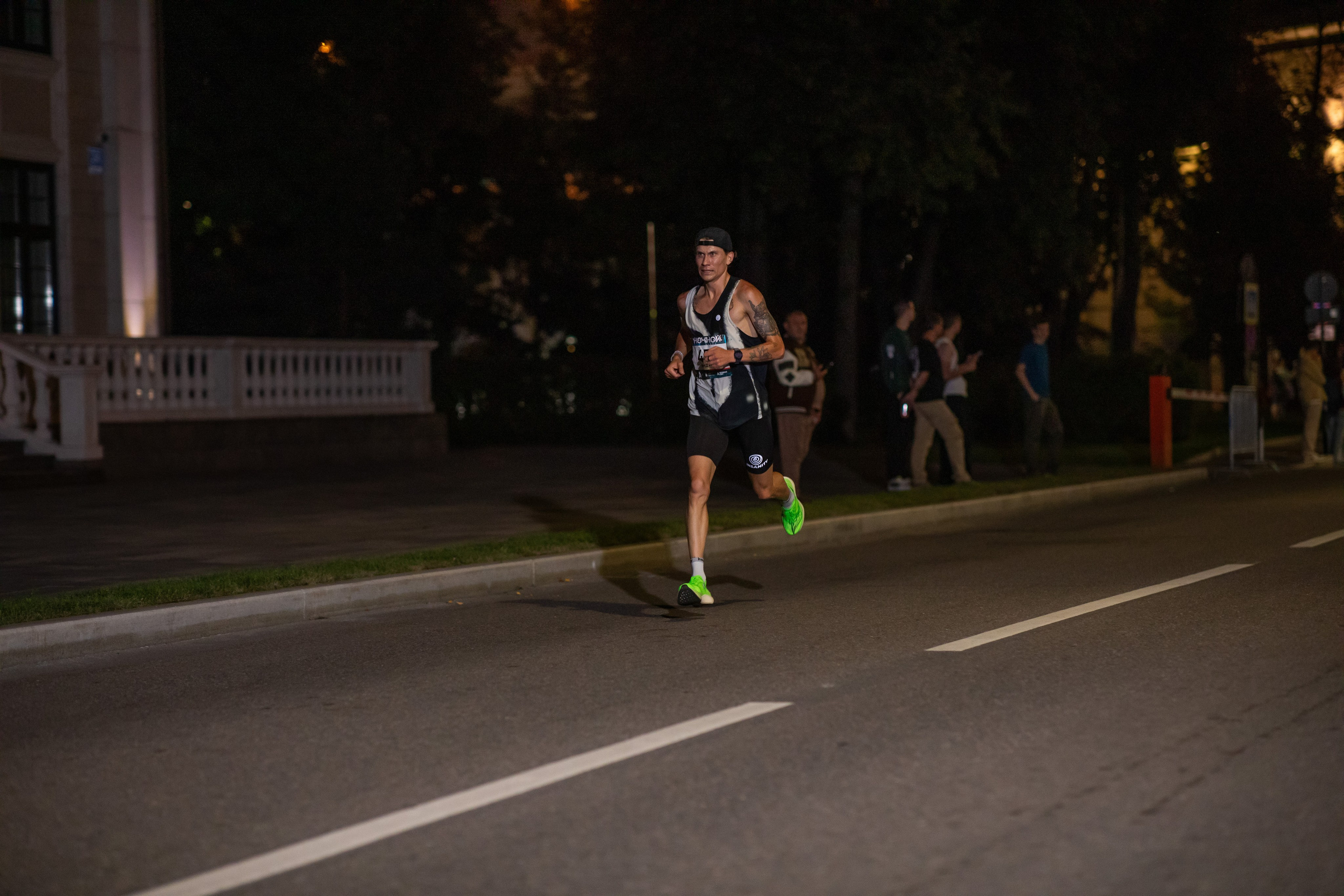 Ночной забег в ленте фотографий бегунов 03.08.24. Фотограф Сергей Ловкий