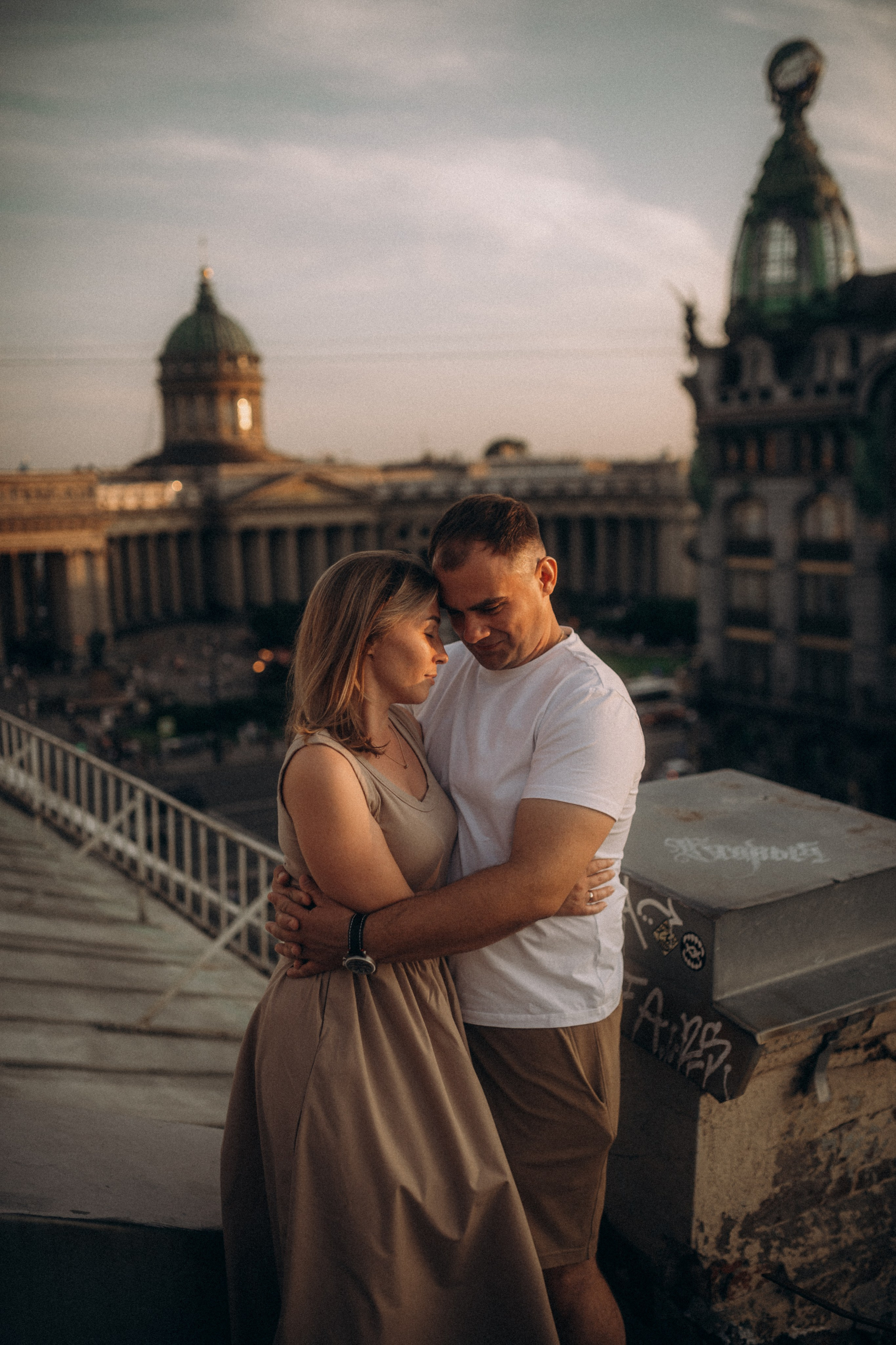 Мы сидим на питерской, теплой крыше. Фотограф в Санкт Петербурге Лара Великова