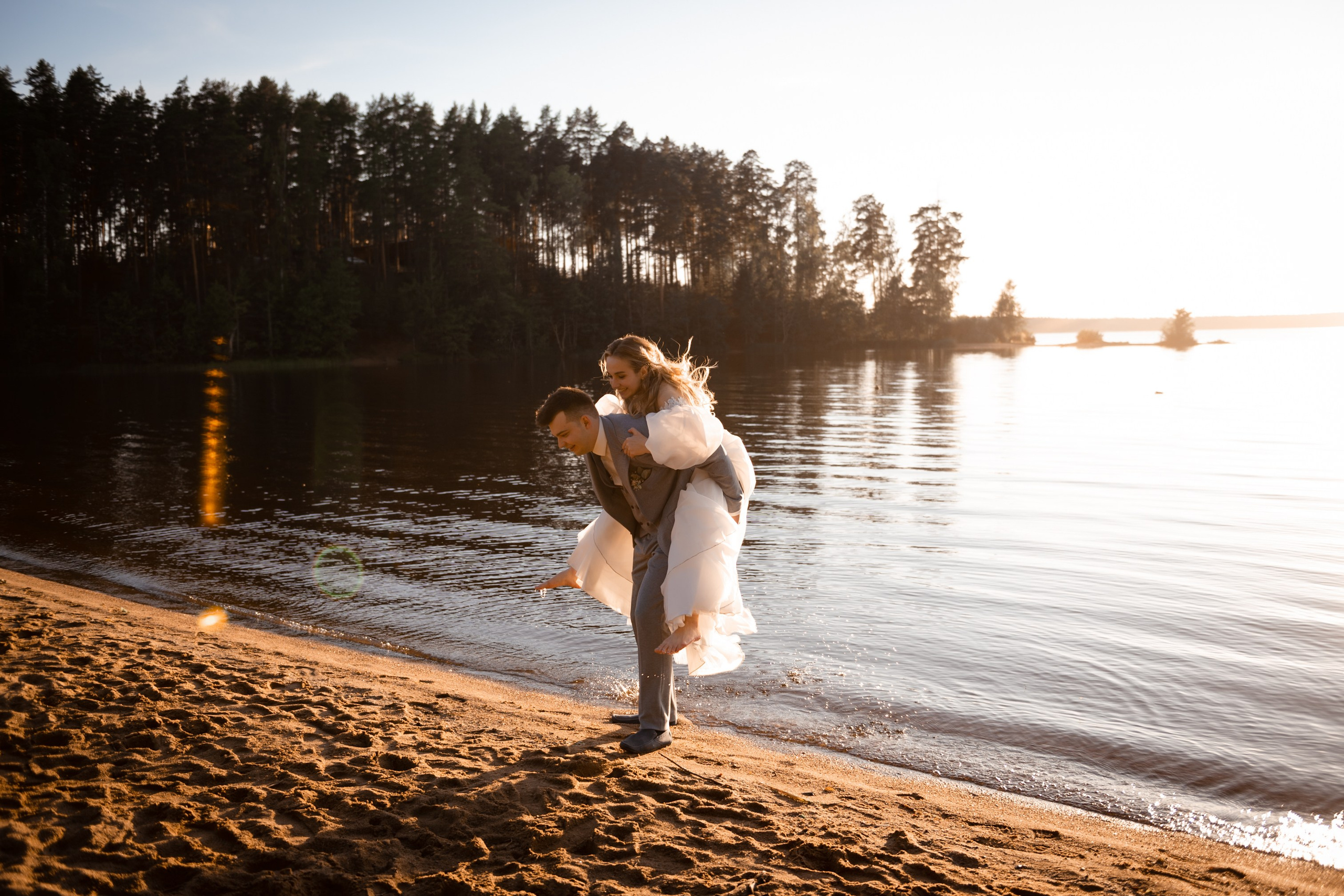 Весь день под дождем, вечером закат на озере. Свадебный и семейный фотограф София Невская