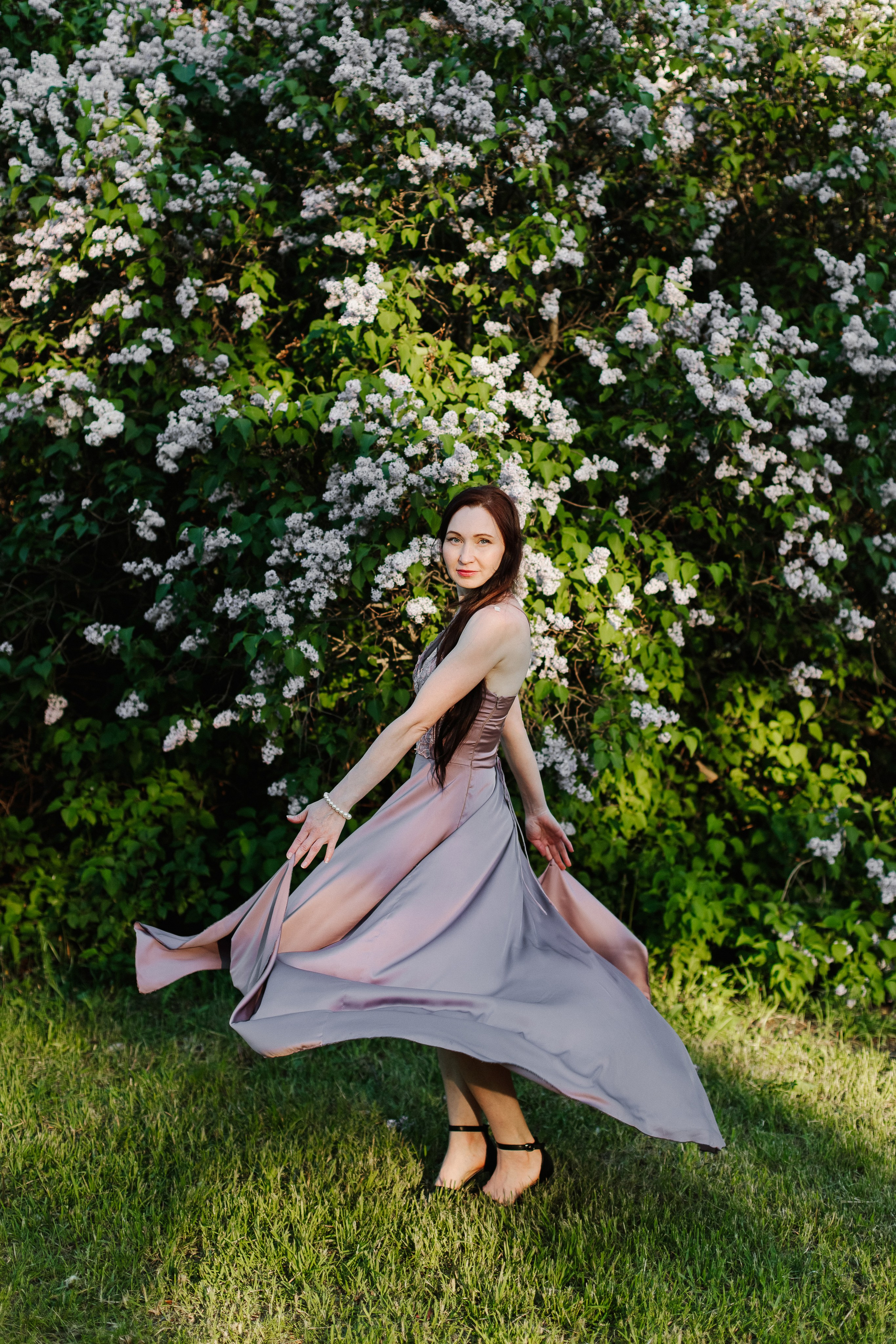Женская фотосессия в цветении. Контентный фотограф в Перми Натали Кытманова