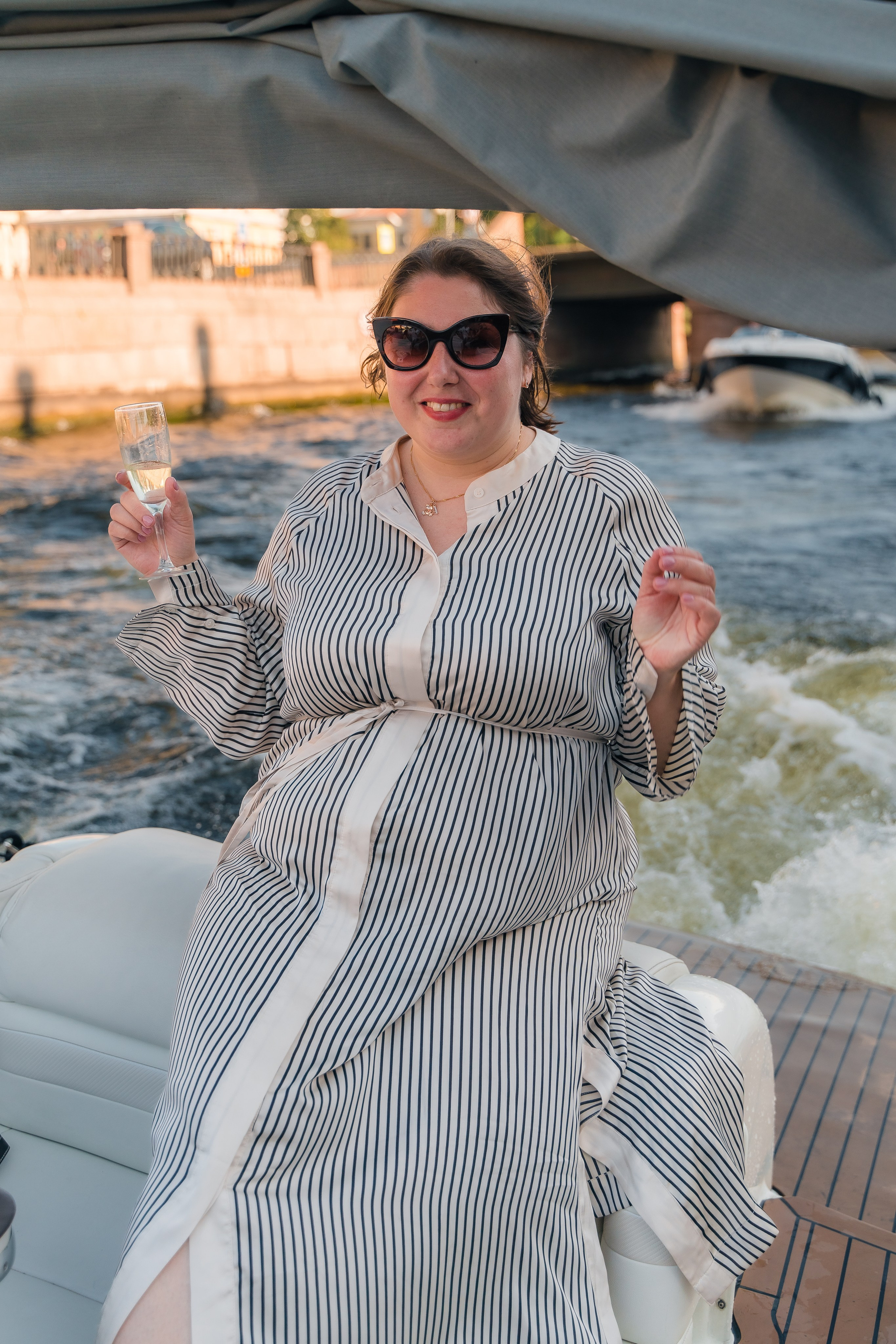 Фотосъемка девичника, встреча девушек, веселые женские портреты