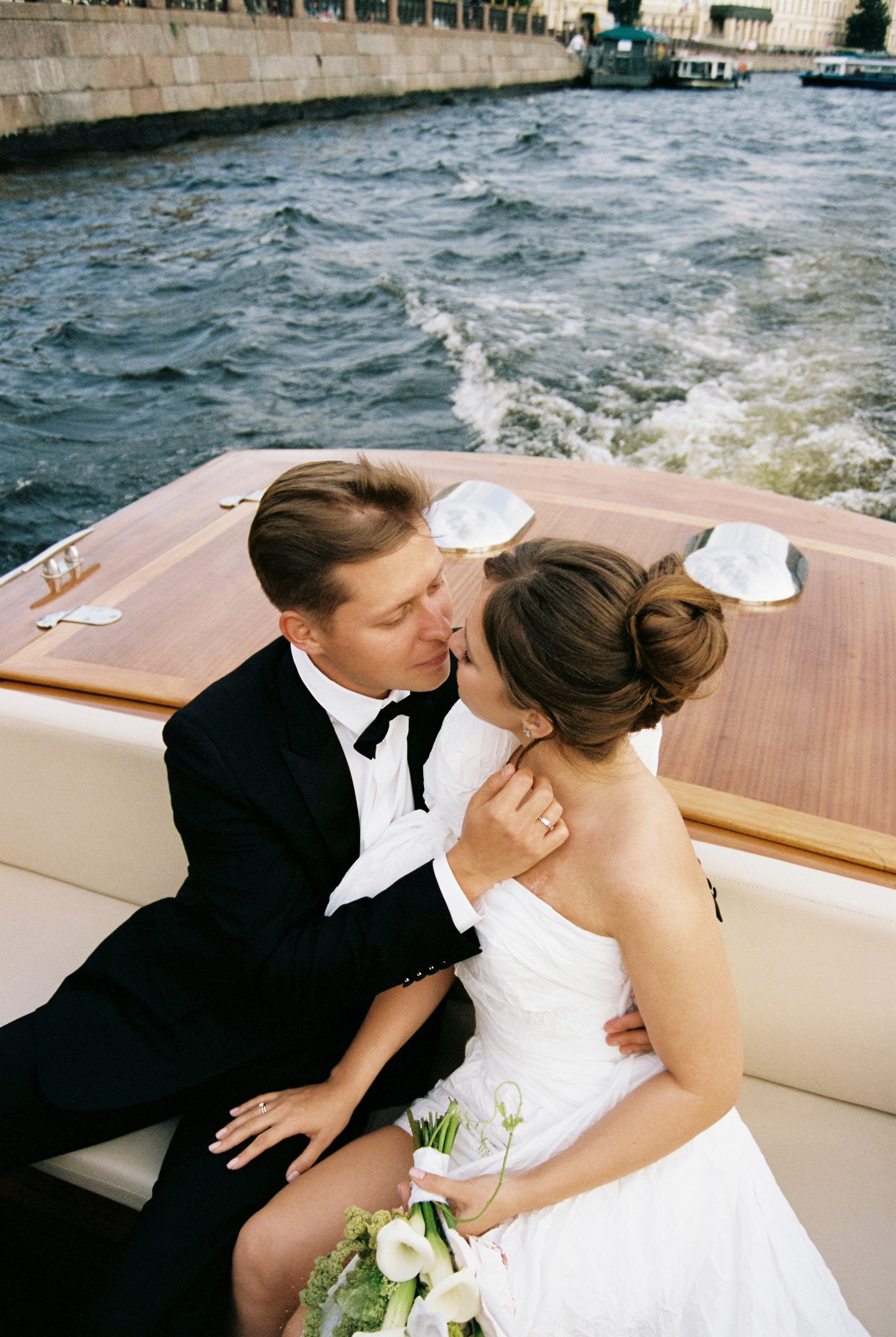 Настя и Лёша. Прогулка по Питеру. Катер. На цифру и плёнку. Свадебный фотограф Катерина Чулкова