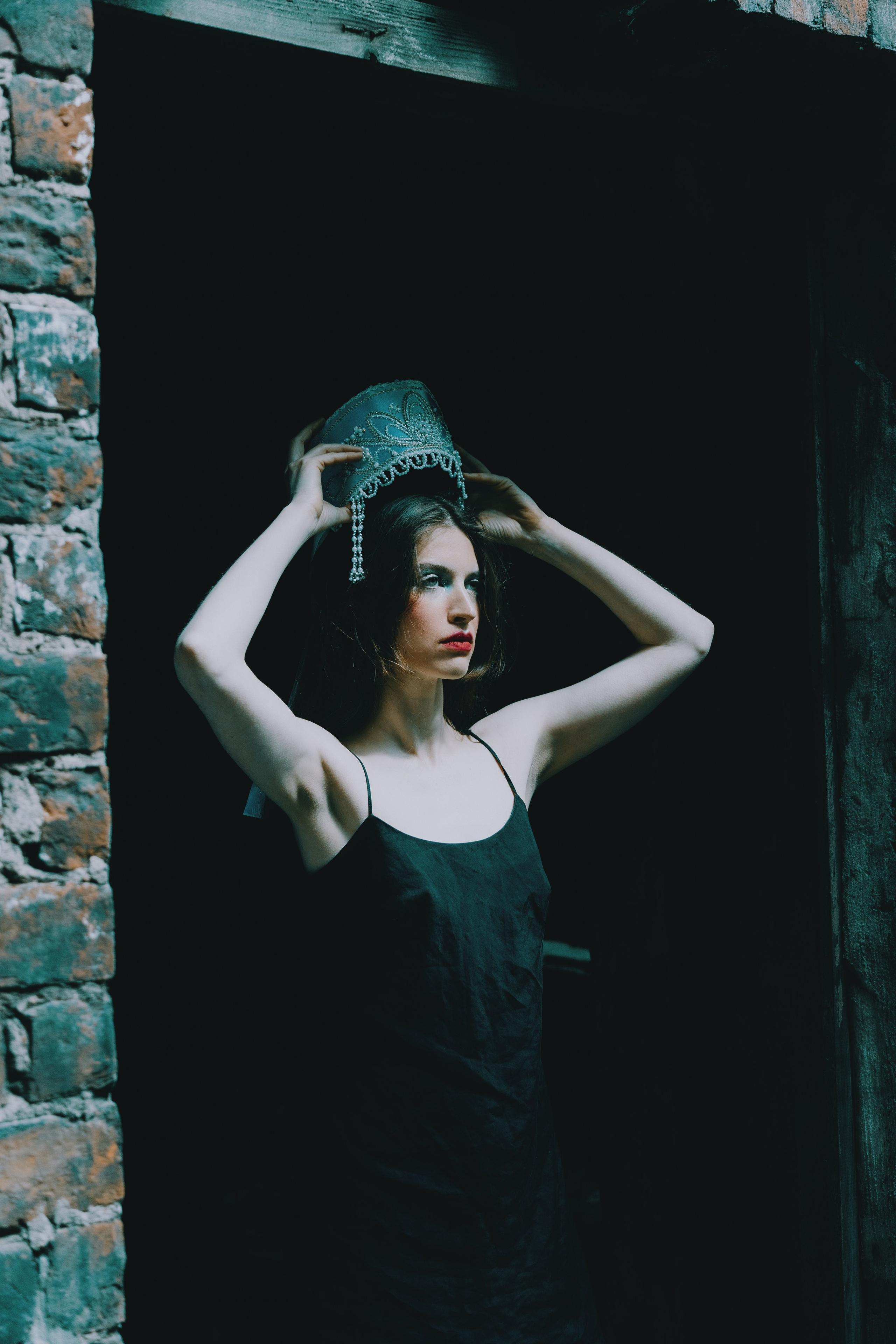 Кокошник в заброшках. Креатор Ольга Яш