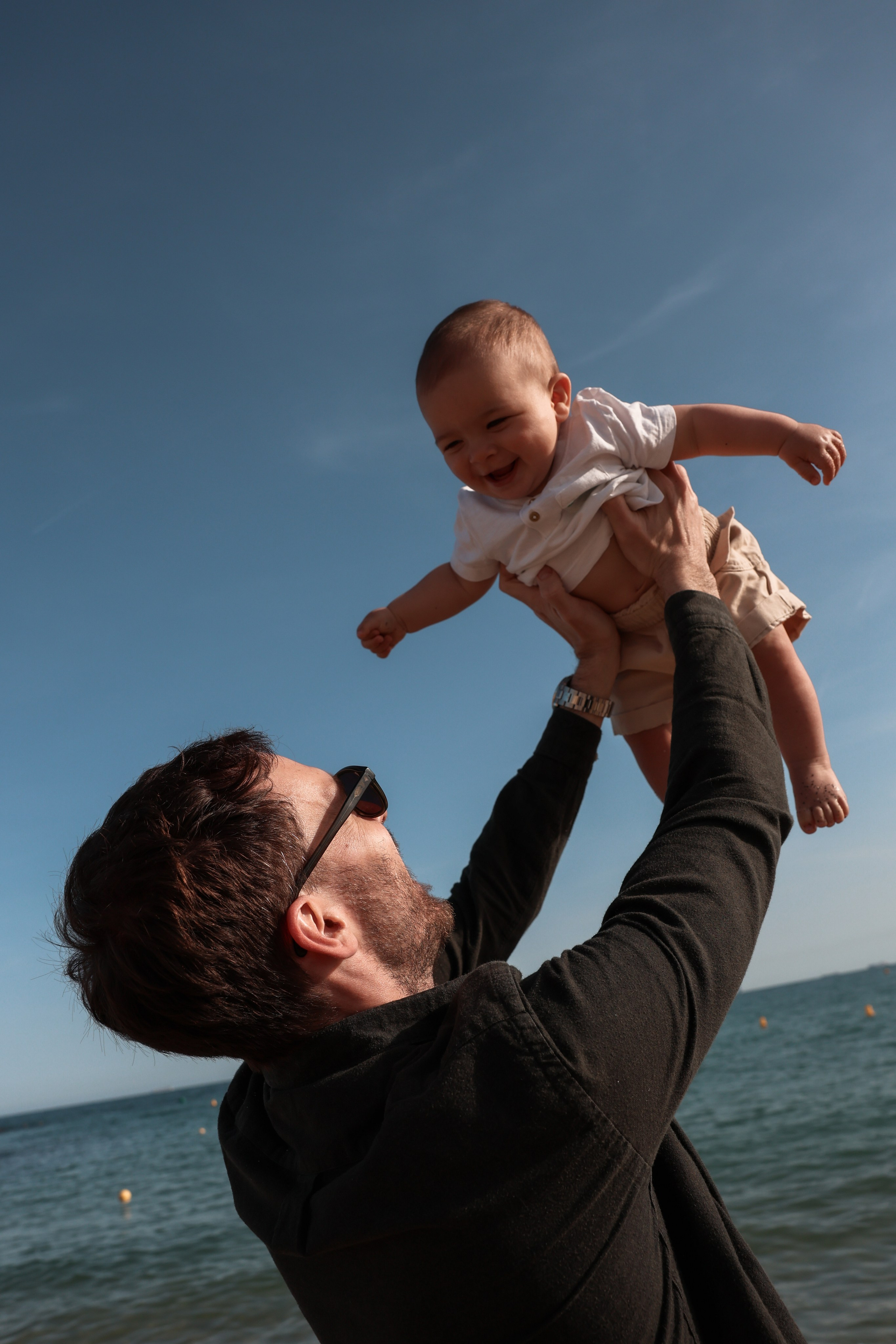 Family pizza at the sea. Natalia Zhuravleva|family, newborn, maternity photographer in Barcelona