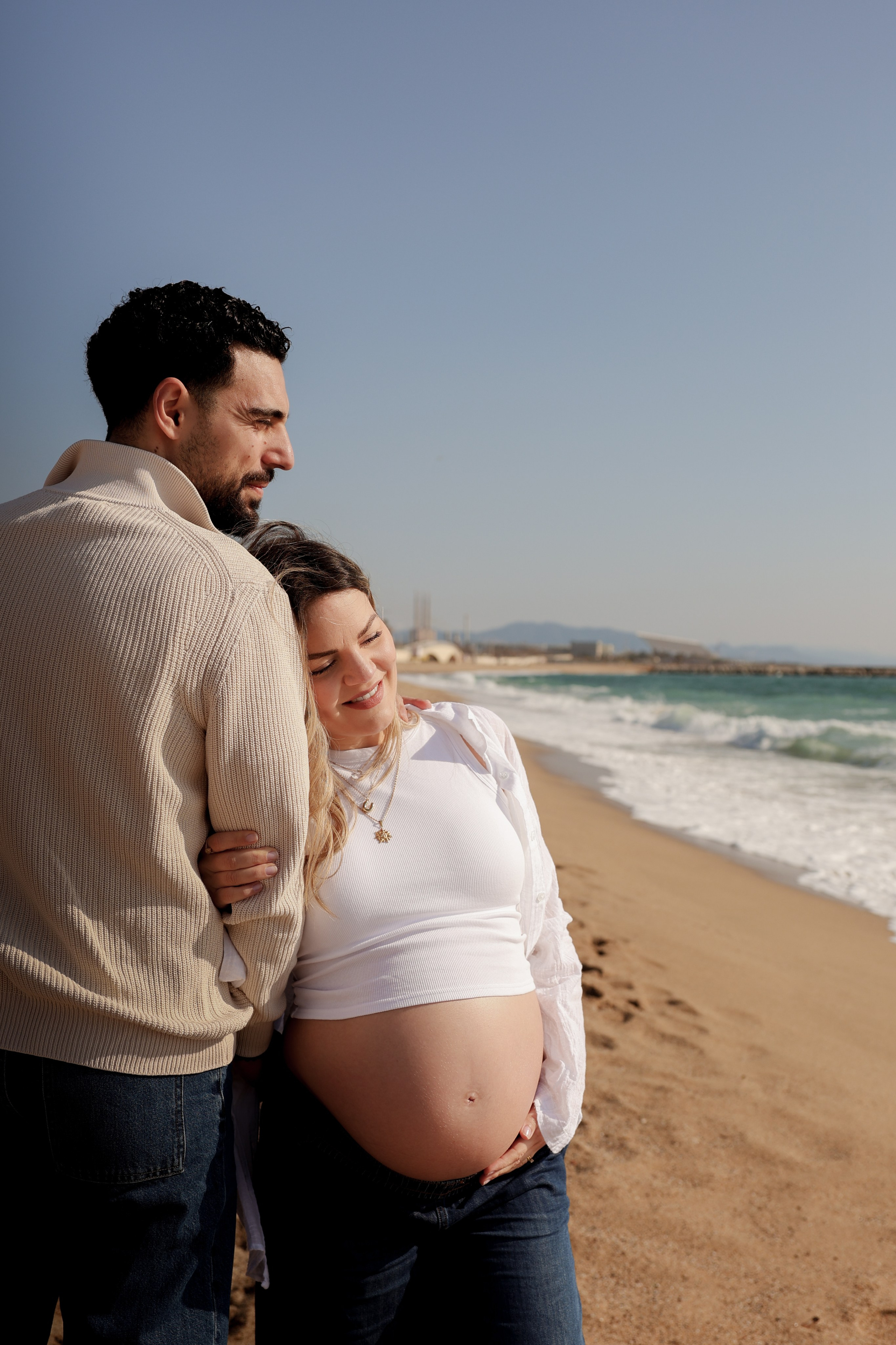 Sunny morning at the sea. Natalia Zhuravleva|family, newborn, maternity photographer in Barcelona