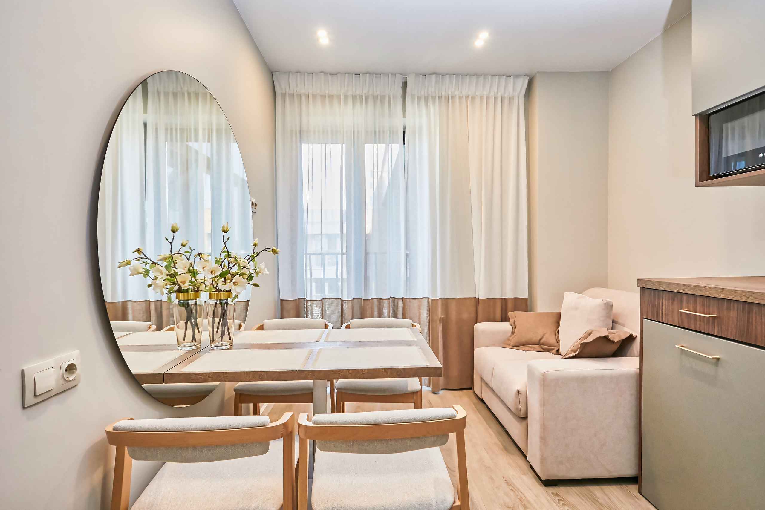 фотосъемка интерьеров гостиницпрофессиональный фотограф отелейпродающие фото для яндекса островок Островок, Суточно.ру, Твил, Отелло, Яндекс.Путешествия, Travelata , Hotellook фотограф для отеляинтерьерная съемка номеровфотосъемка апартаментоврекламное фото гостиниц