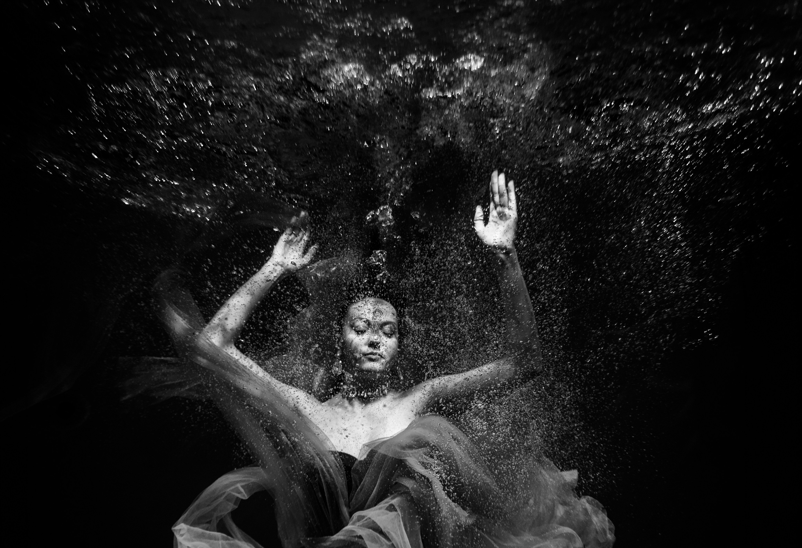 Модель позирует под водой в студии Nemo, подводный портрет с мягким освещением