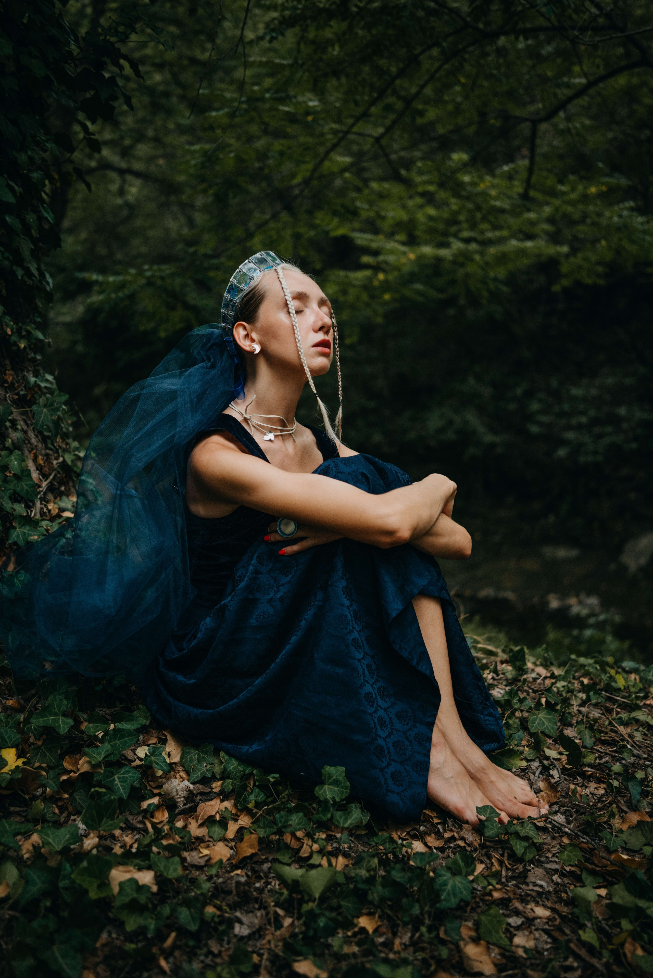 Съемка для бренда славянских украшений в лесу. Портретный и свадебный фотограф в Тбилиси • xeniqo