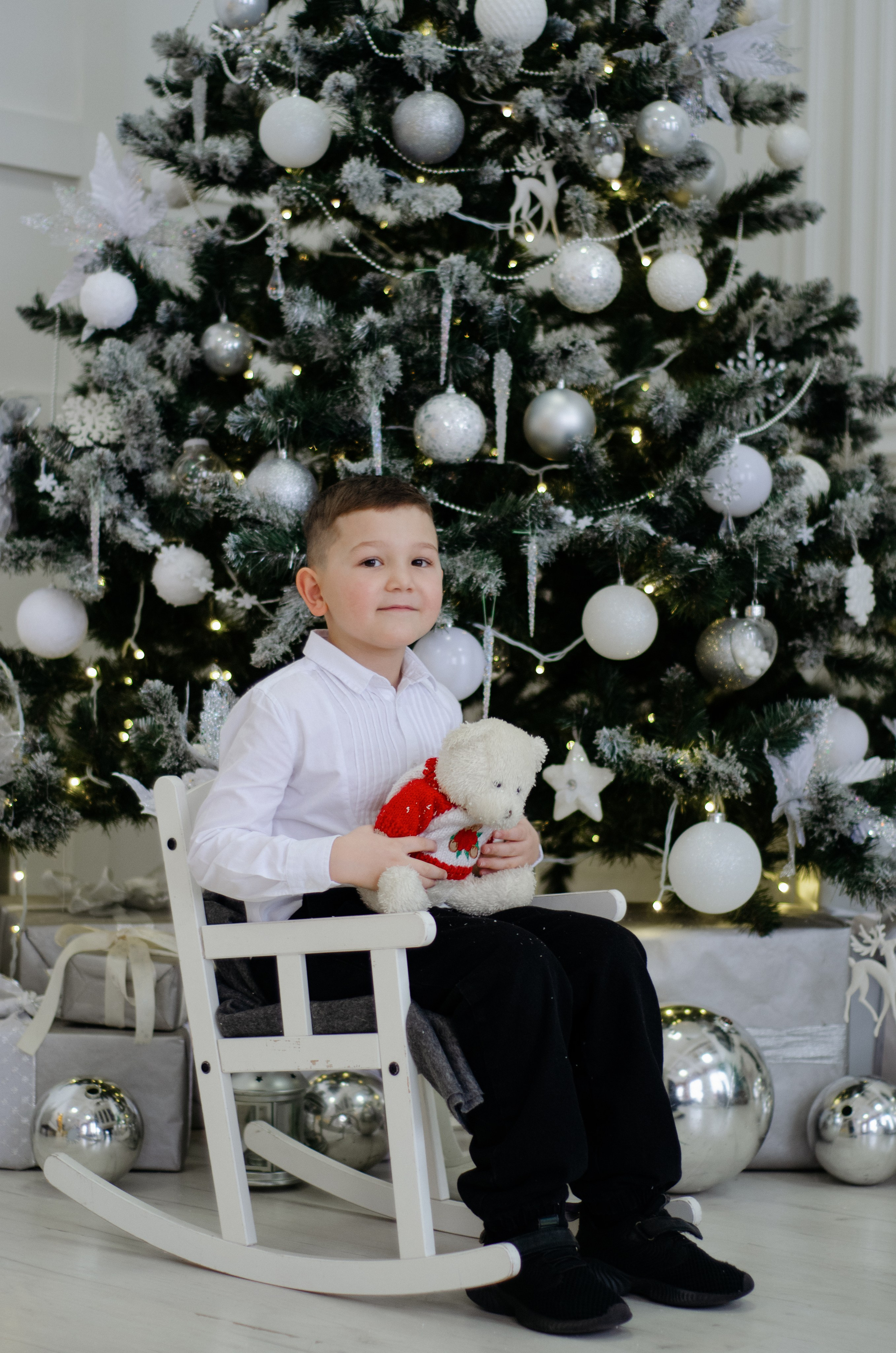 Мальчик на новогодней фотостудии