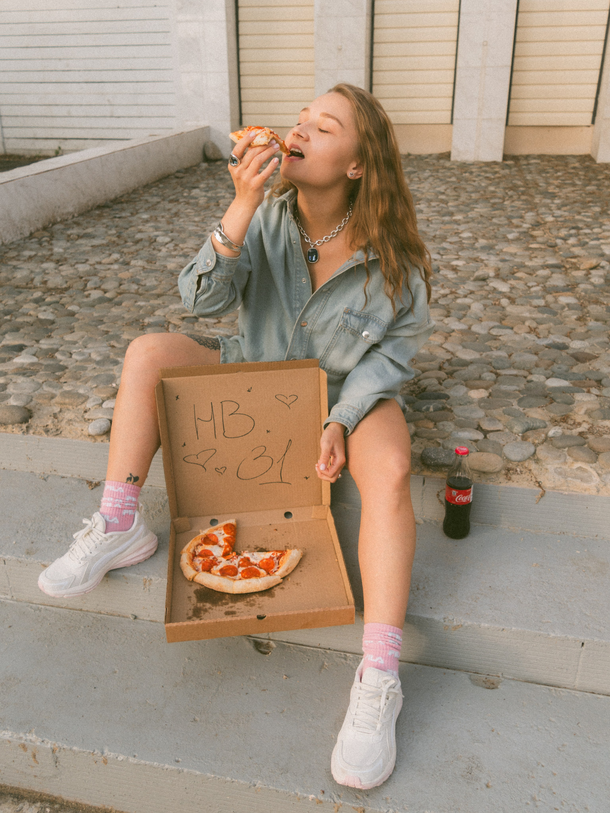 Фотосессия с собакой ко дню рождения. Таня и Ева. Портретный и лавстори фотограф в Стерлитамаке Альбина Шарт