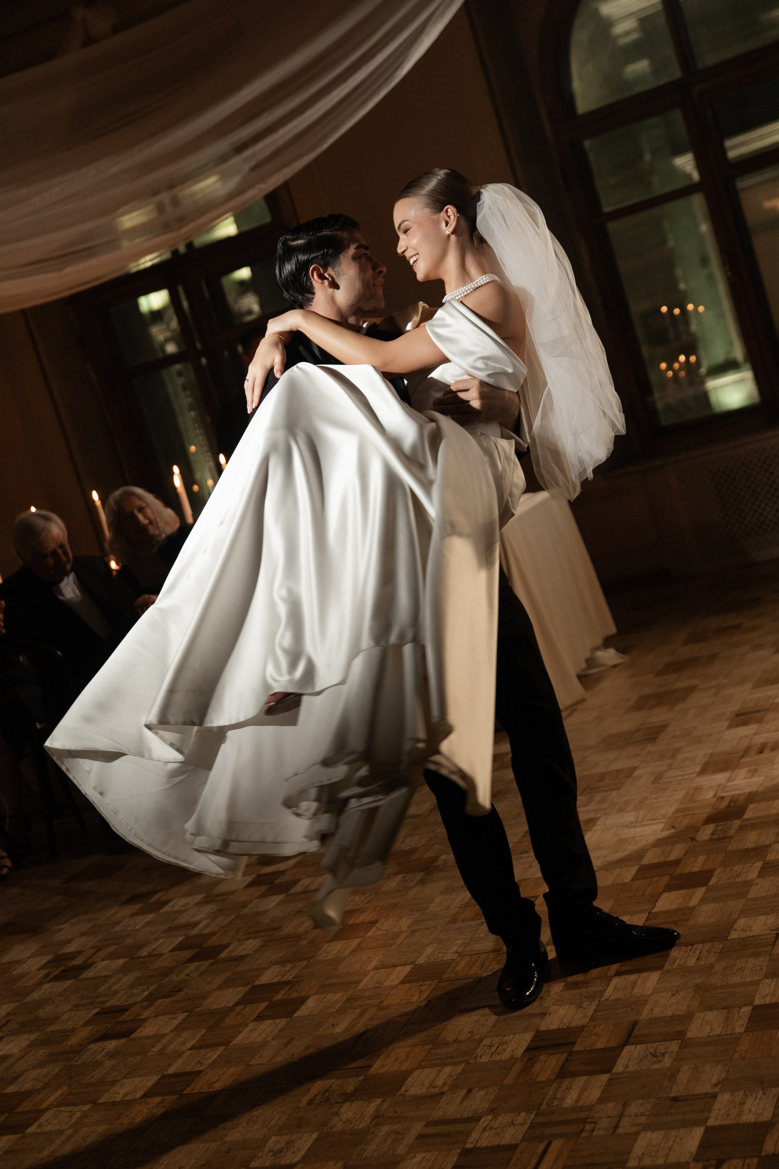 Камерный свадебный ужин при свечах в старинном особняке в фотостудии 21. Kult. Ярослава Ерина — свадебный фотограф в Москве