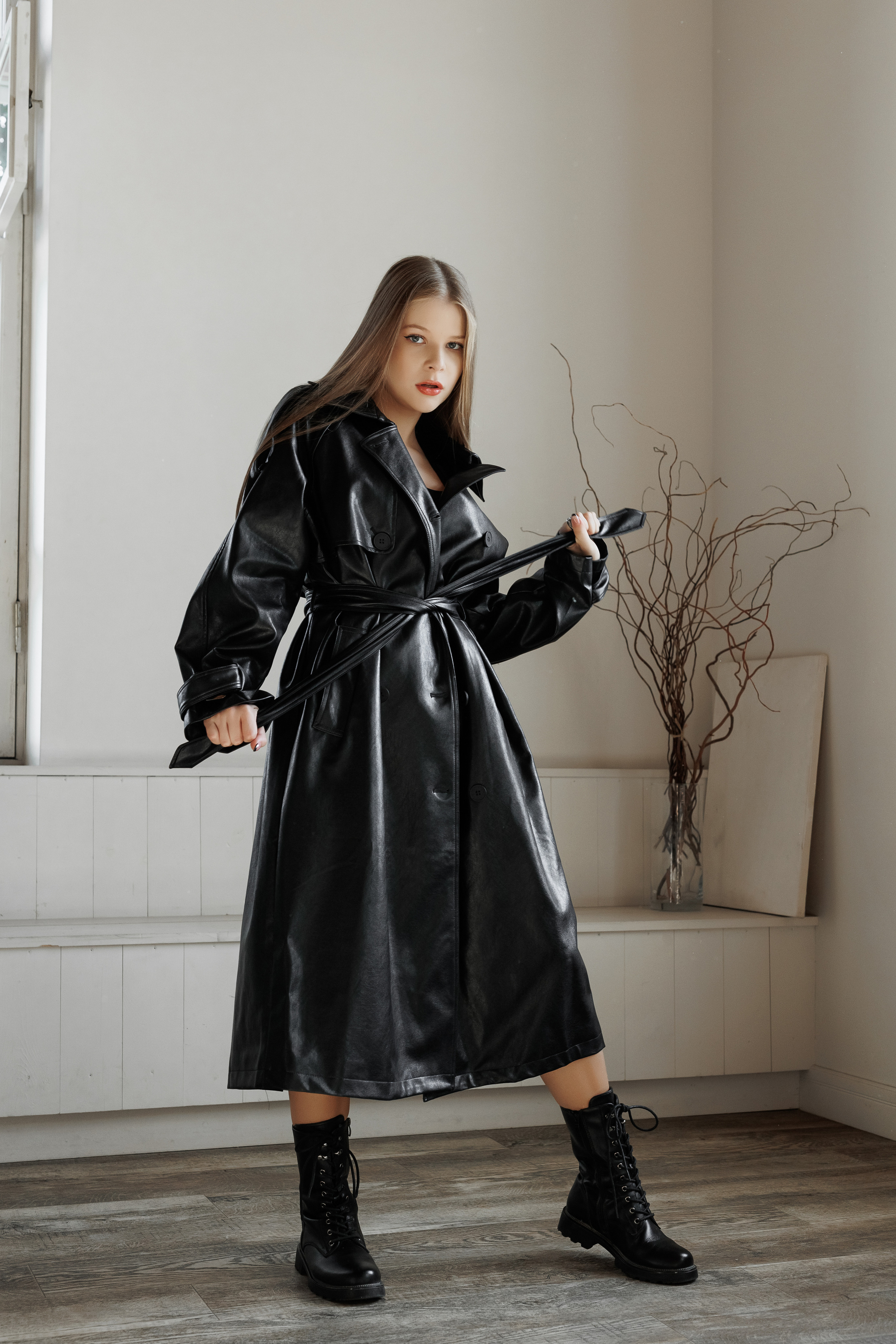 Тренч их экокожи . Цвет - чёрный. Подойдёт на размер 44 - 50